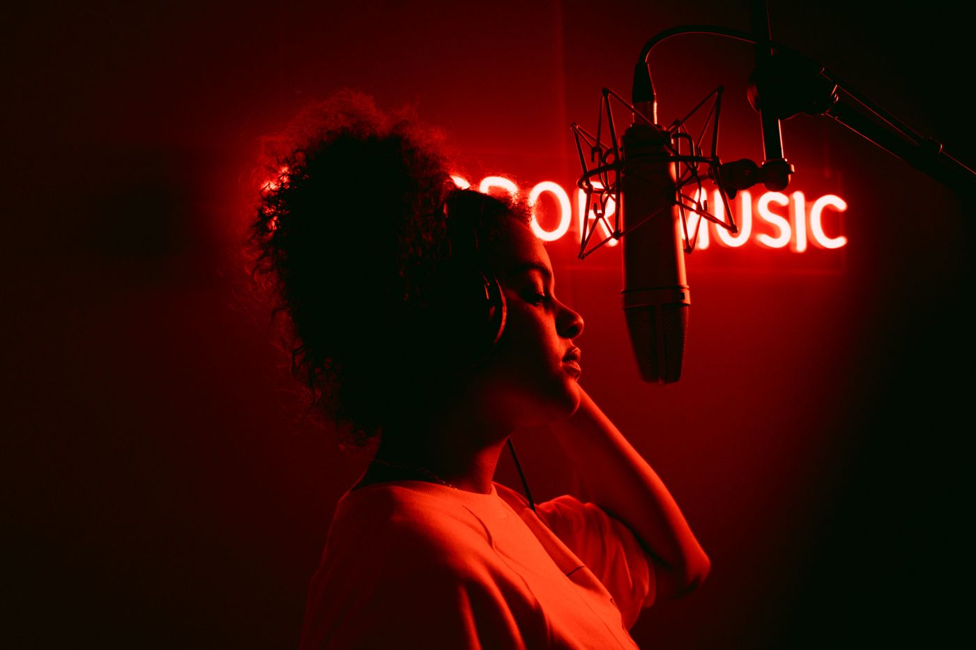 Kane, una de las participantes, grabando vocales en el Music Studio de Levi’s®. Foto: Sharon López