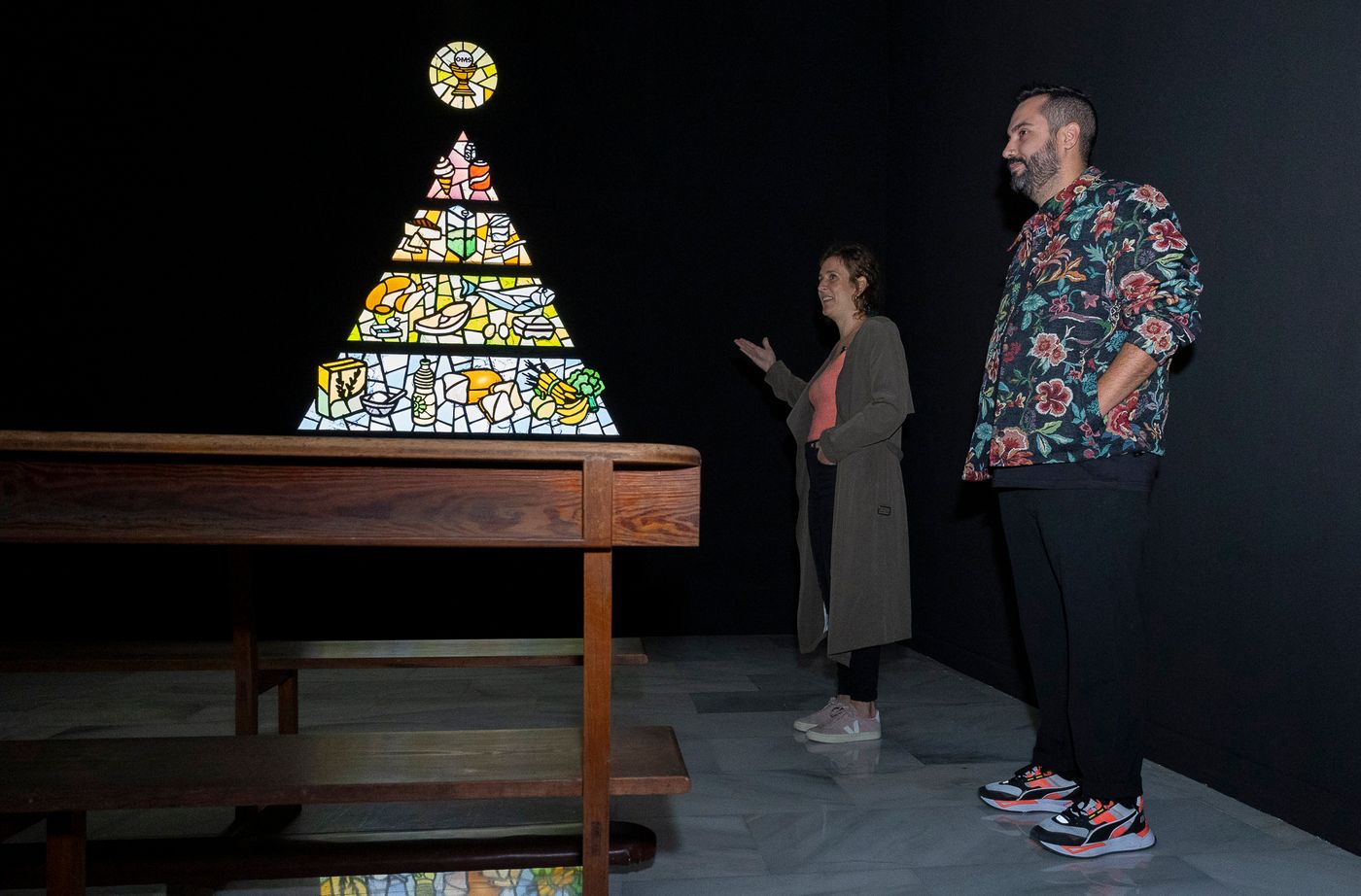 Luna Bengoechea y Adonay Bermúdez, comisario de la exposición, ante “Holy Sugar”.