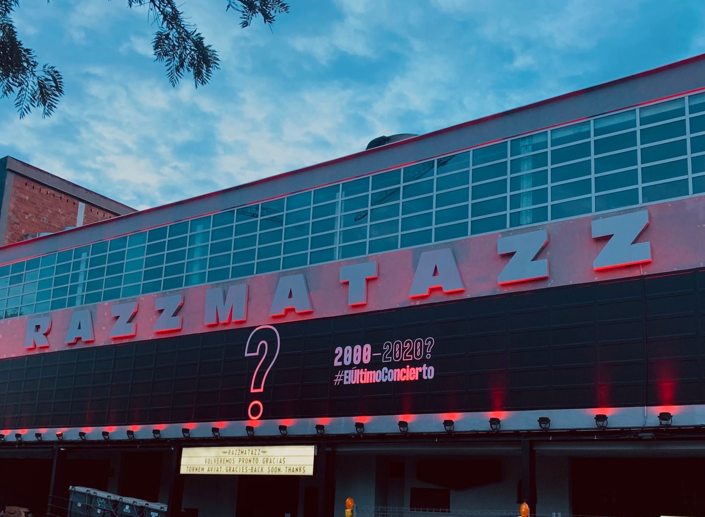Fachada de la sala Razzmatazz de Barcelona con la campaña #ElÚltimoConcierto.