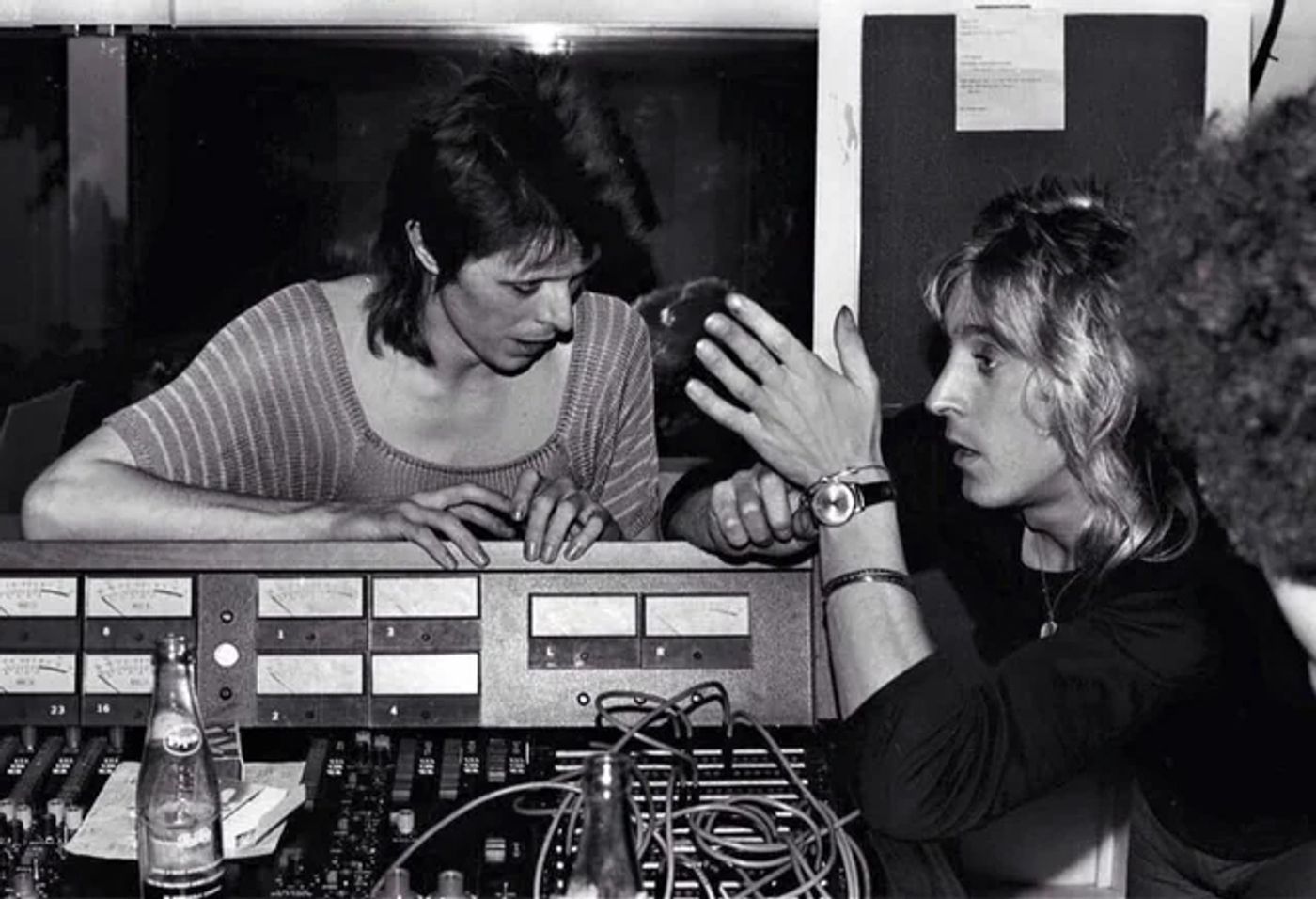 David Bowie y Mick Ronson trabajando en “Pin Ups” (1973) en Château de Hérouville (Francia).