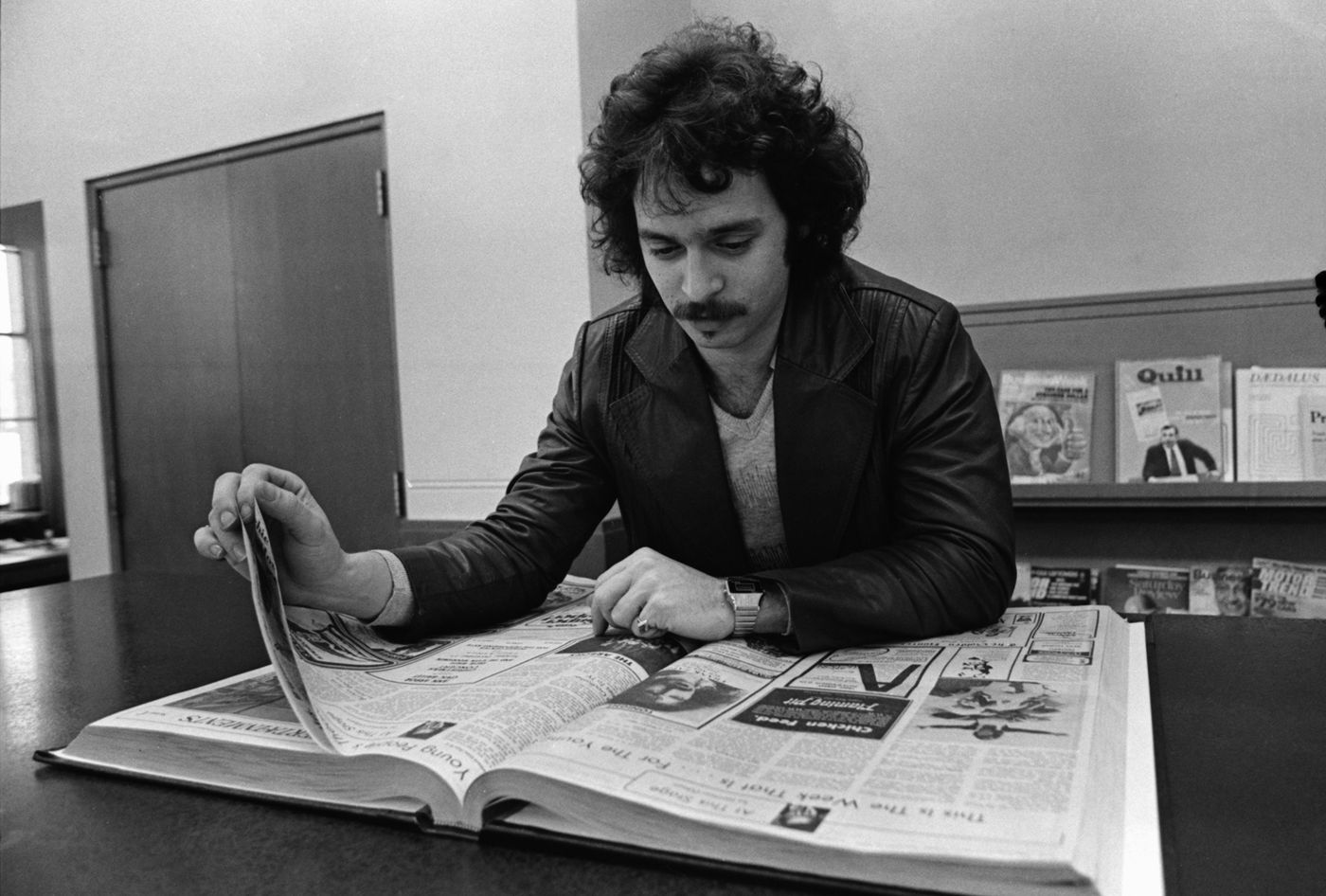 Wayne Kramer, en diciembre de 1978, hojeando el archivo del periódico de Michigan ‘The Ann Arbor News’. Foto: The Ann Arbor News