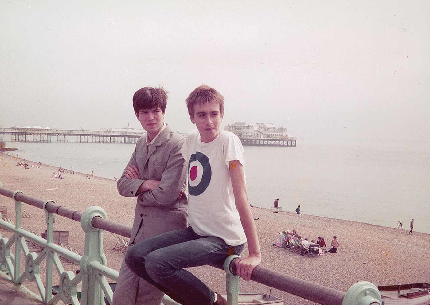 Unos jóvenes Albert y Ricky en Brighton: apasionados mods a lo “Quadrophenia”.