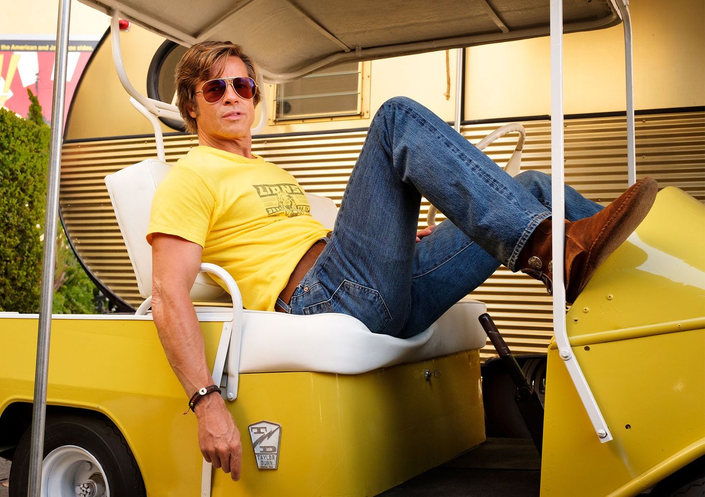 El Cliff Booth encarnado por Brad Pitt, uno de los personajes que desarrolla la novelización de “Érase una vez en Hollywood”.