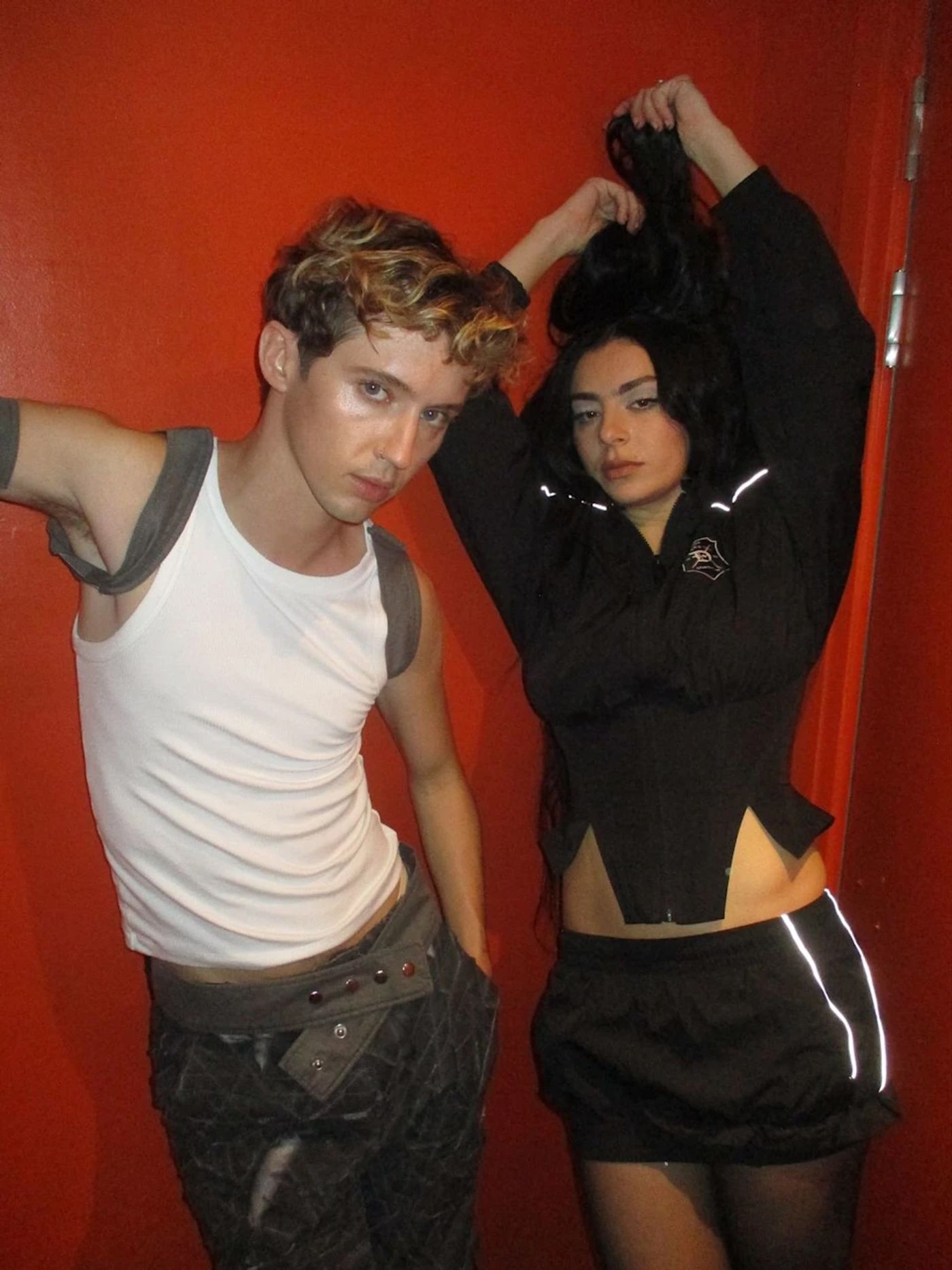 Troye Sivan y Charli.