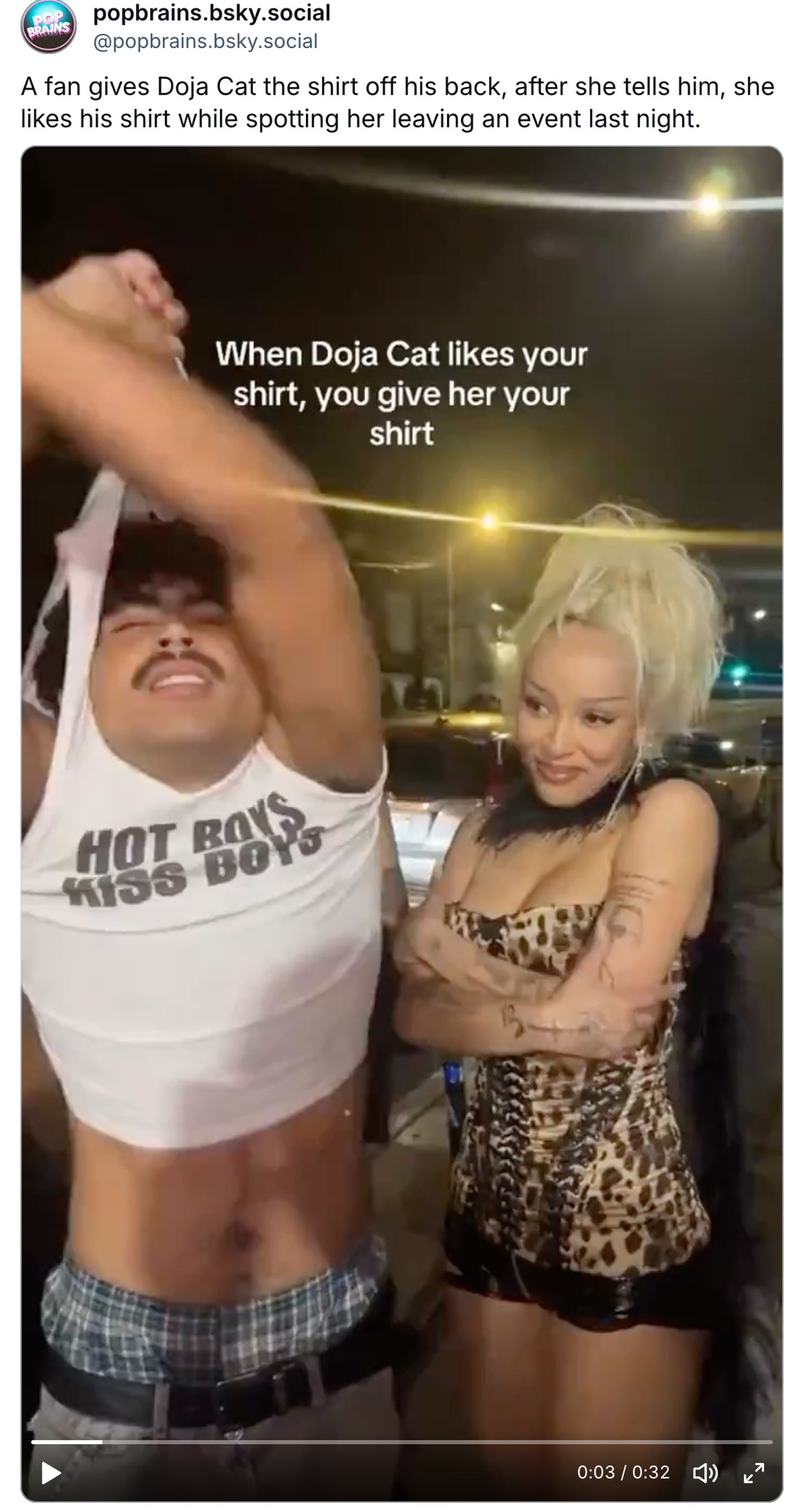 El clip en cuestión de Doja y la camiseta de marras.<a href="https://bsky.app/profile/popbrains.bsky.social/post/3lqzzzr27i22y" target="_blank"> Ver post </a>