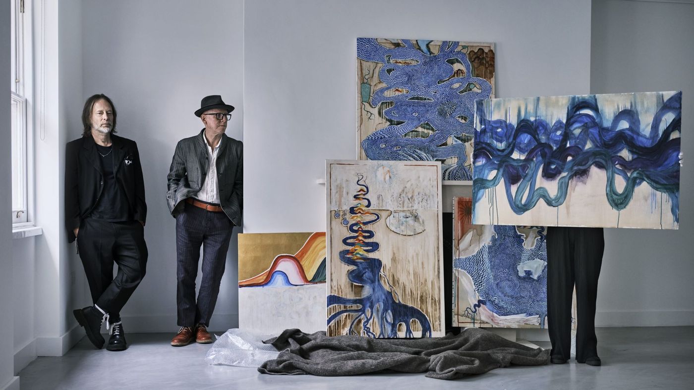 Thom Yorke y Stanley Donwood con las icónicas imágenes de Radiohead en la expo “This Is What You Get”. Foto: Julian Broad