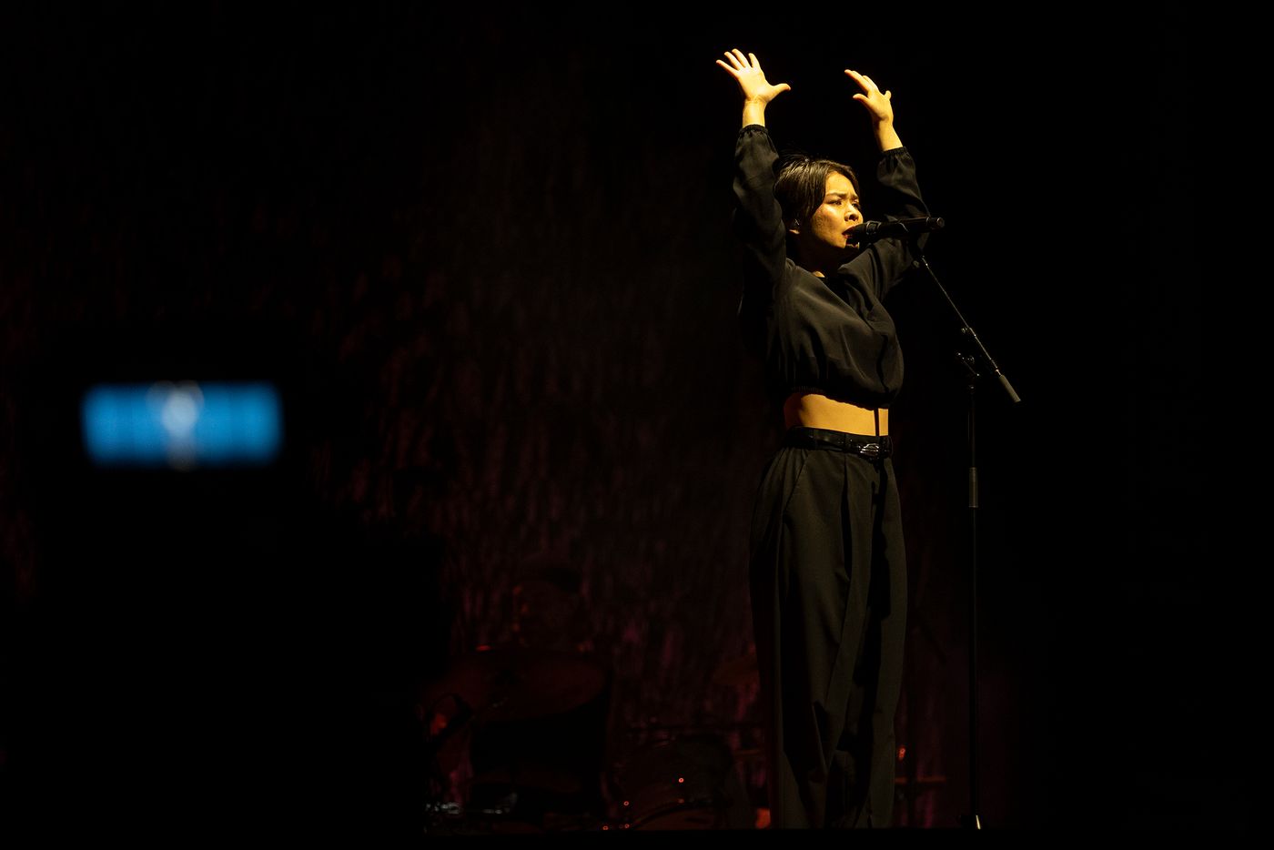 Mitski, fenomenal bajo la lluvia. Foto: Òscar Giralt
