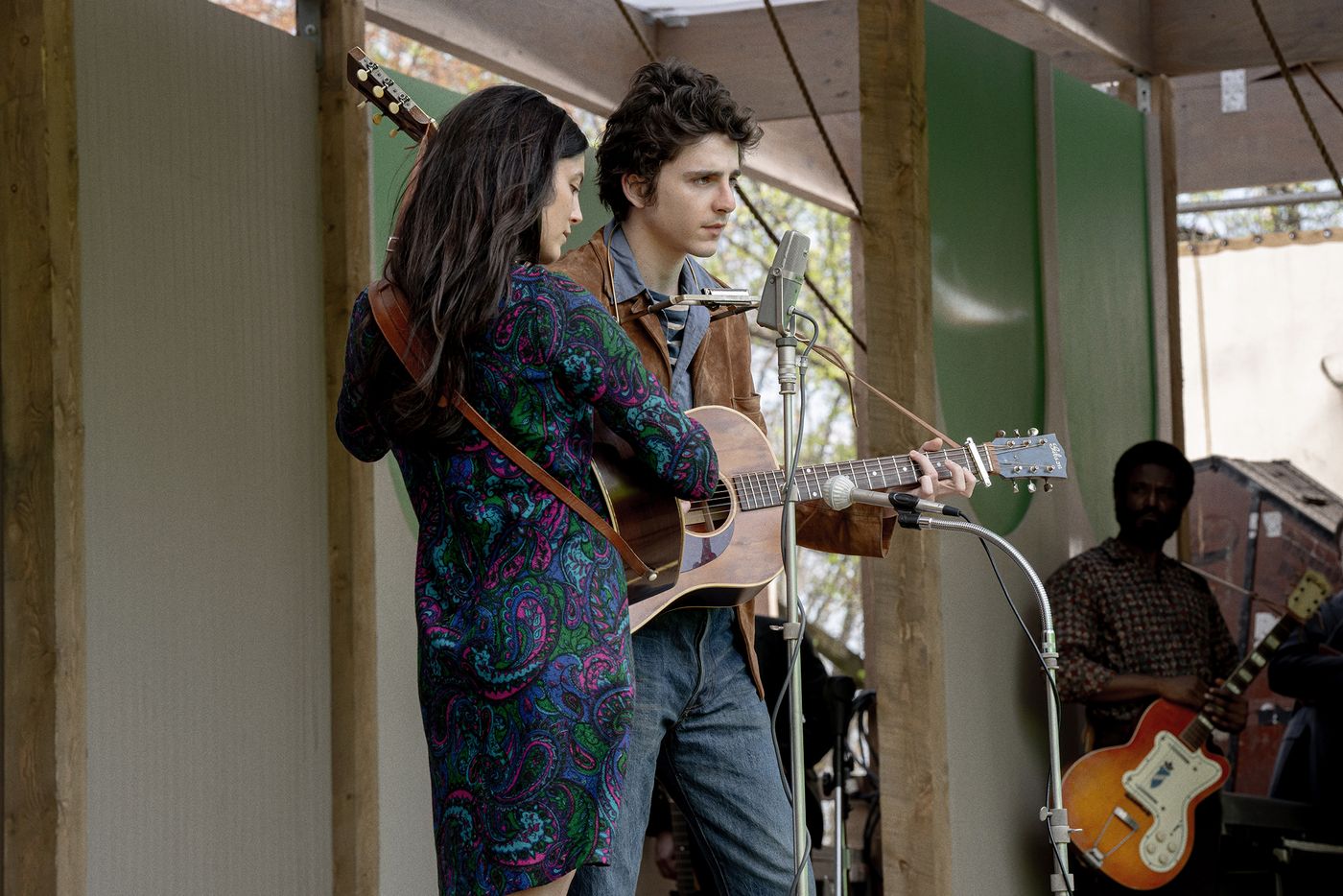 Fotograma: Joan Baez (Monica Barbaro) y Bob Dylan (Timothée Chalamet).