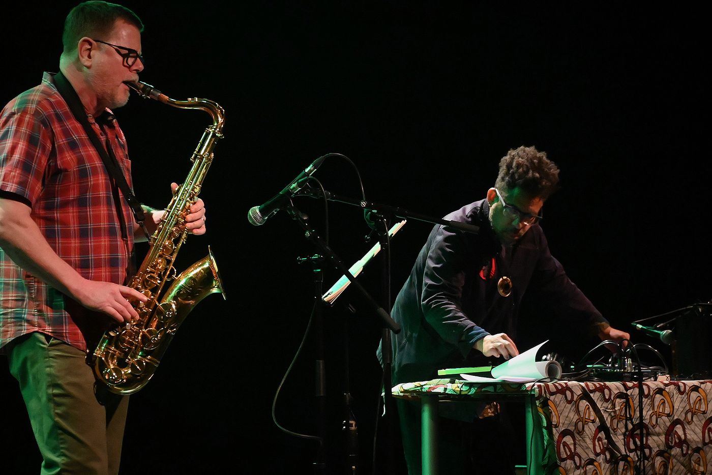 Ken Vandermark (soplidos) y Damon Locks (cacharrería electrónica). Foto: Jesús Moreno