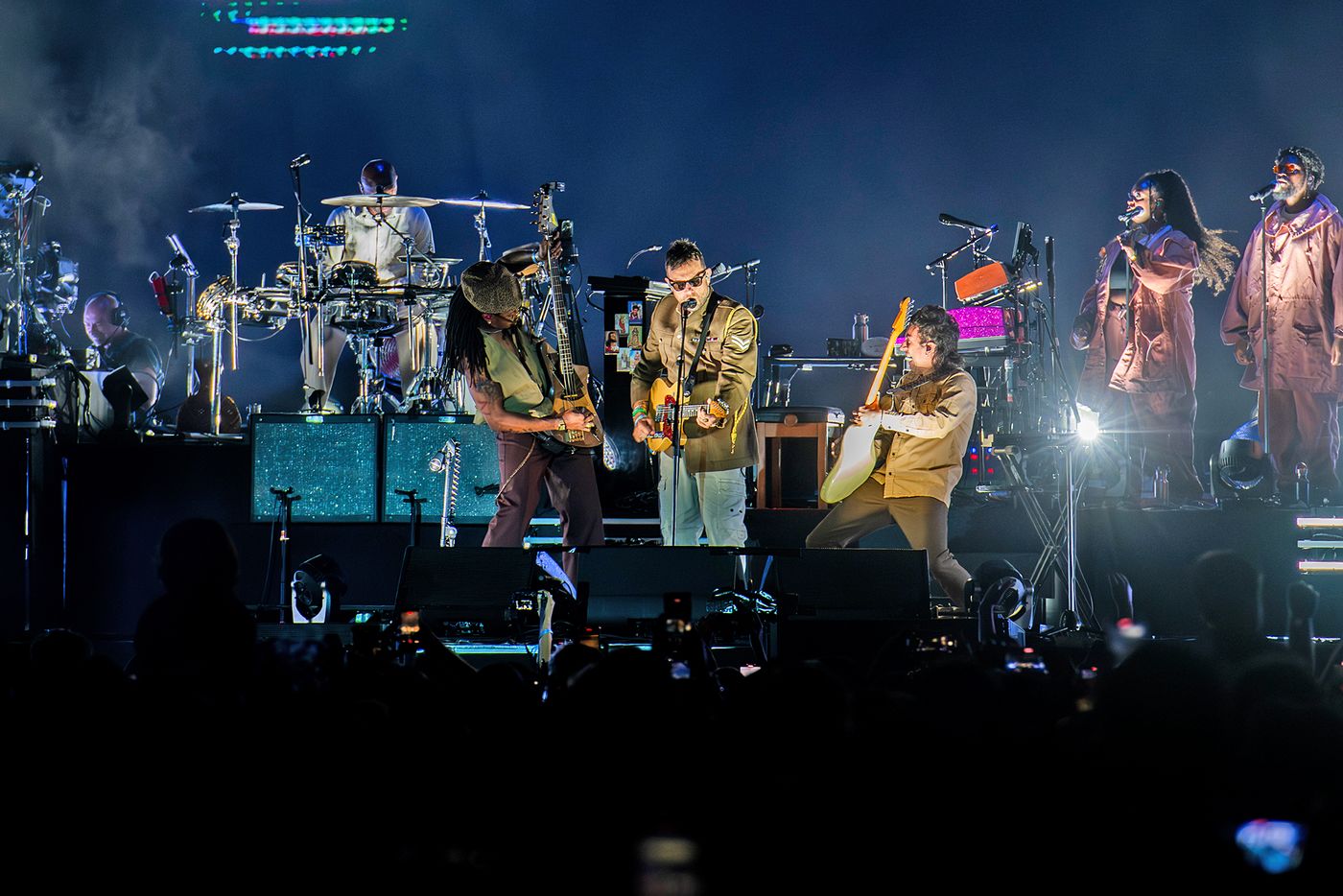 Gorillaz, con Damon Albarn dirigiendo las operaciones. Foto: Alfredo Arias