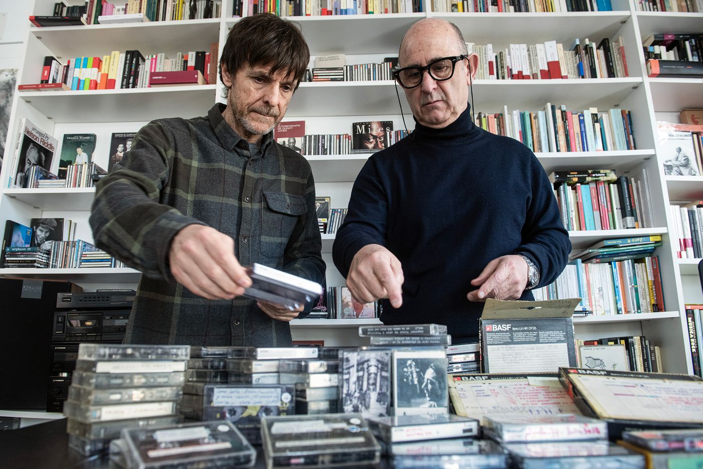 Joserra Senperena y Cheli Lanzagorta ordenando el legado Berrio. Foto: Juan G. Andrés