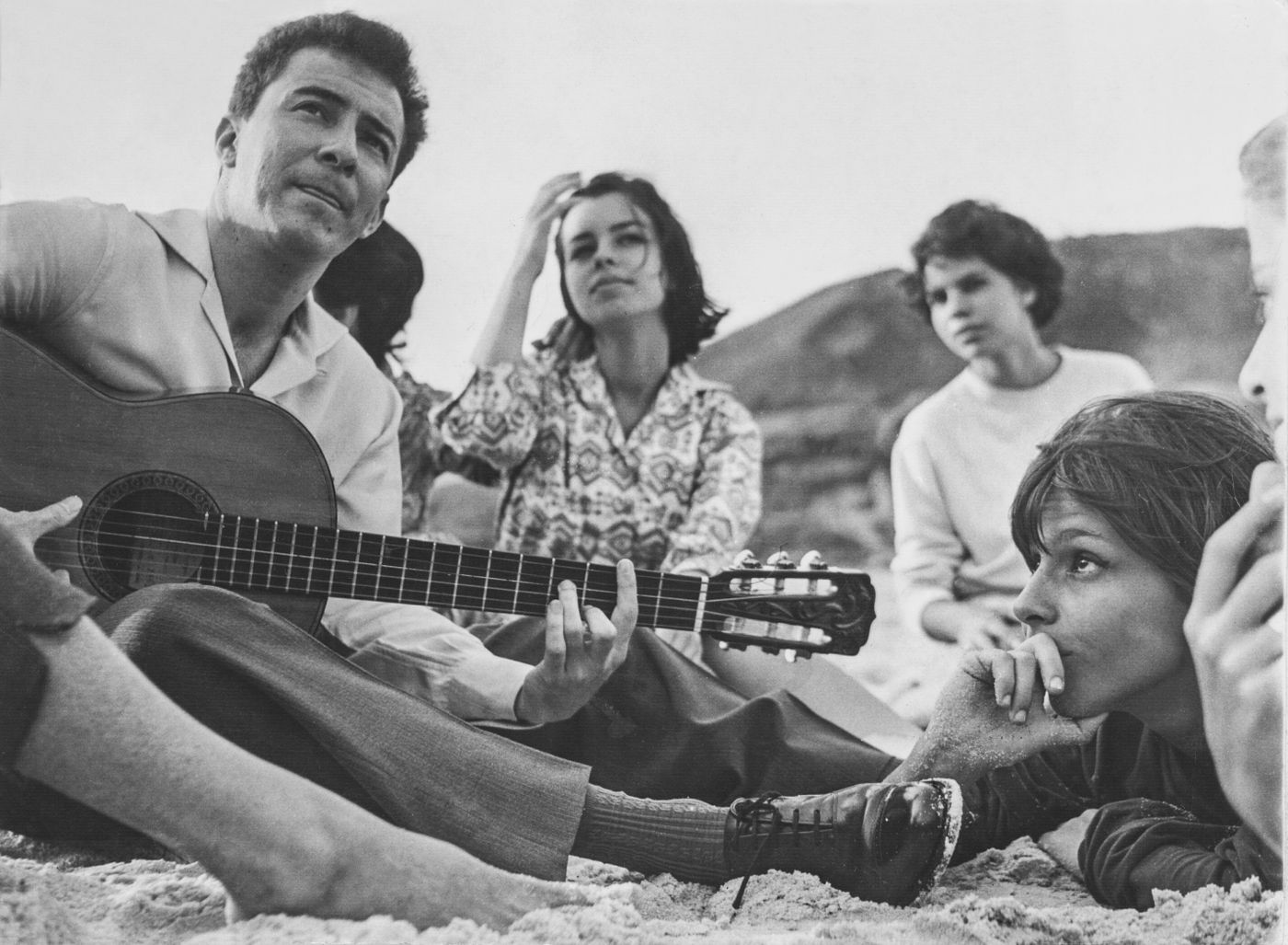 Con Nara Leão (en el centro) en la playa de Arpoador, en 1959. Foto: Carlos Kerr / Manchete