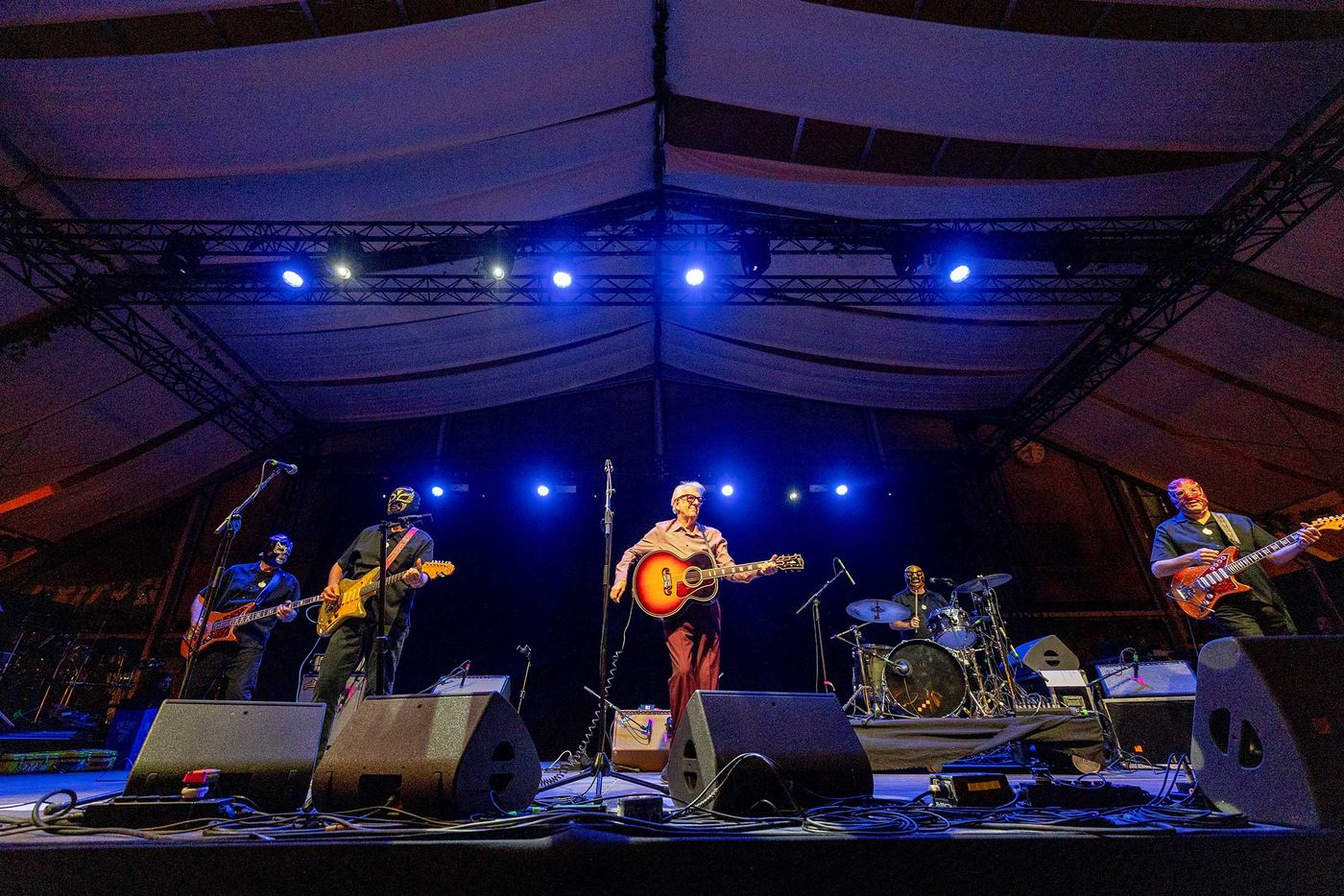 La elegancia de Nick Lowe comandó a los enmascarados Los Straitjackets. Foto: Marina Tomàs