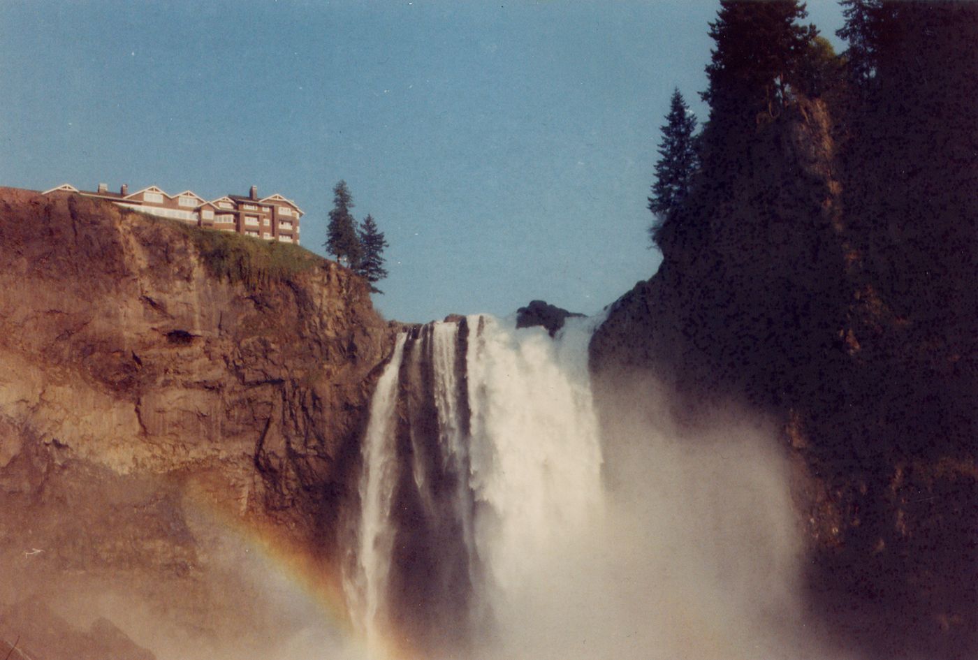 La gigantesca cascada y The Salish Lodge, El Gran Hotel del Norte, en su cima.