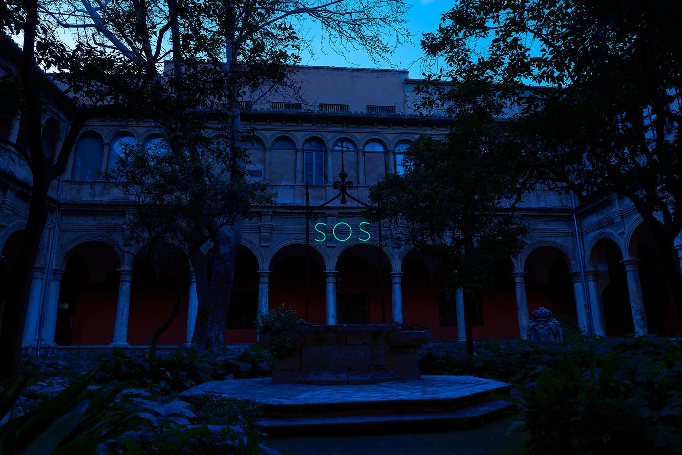  Un neón con la palabra “S.O.S” en la exposición “Naturalezas muertas”. Foto: Santiago Martí / Juan Peiró