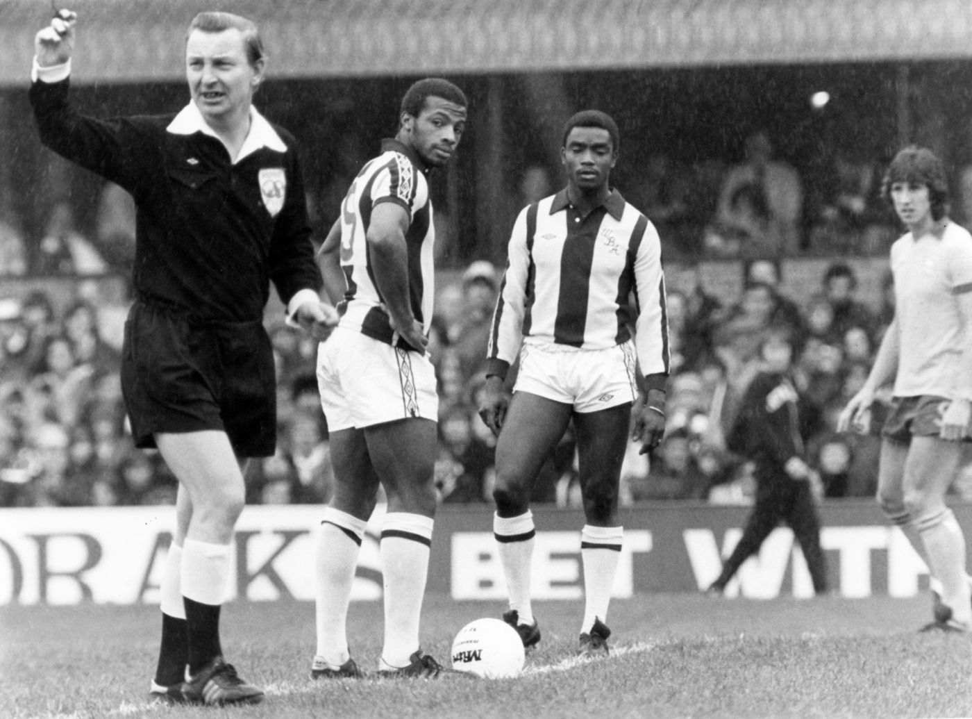 Cyrille Regis y Laurie Cunningham, jugando con el West Bromwich, en 1977. Foto: Daily Mirror / Mirrorpix (Getty Images)
