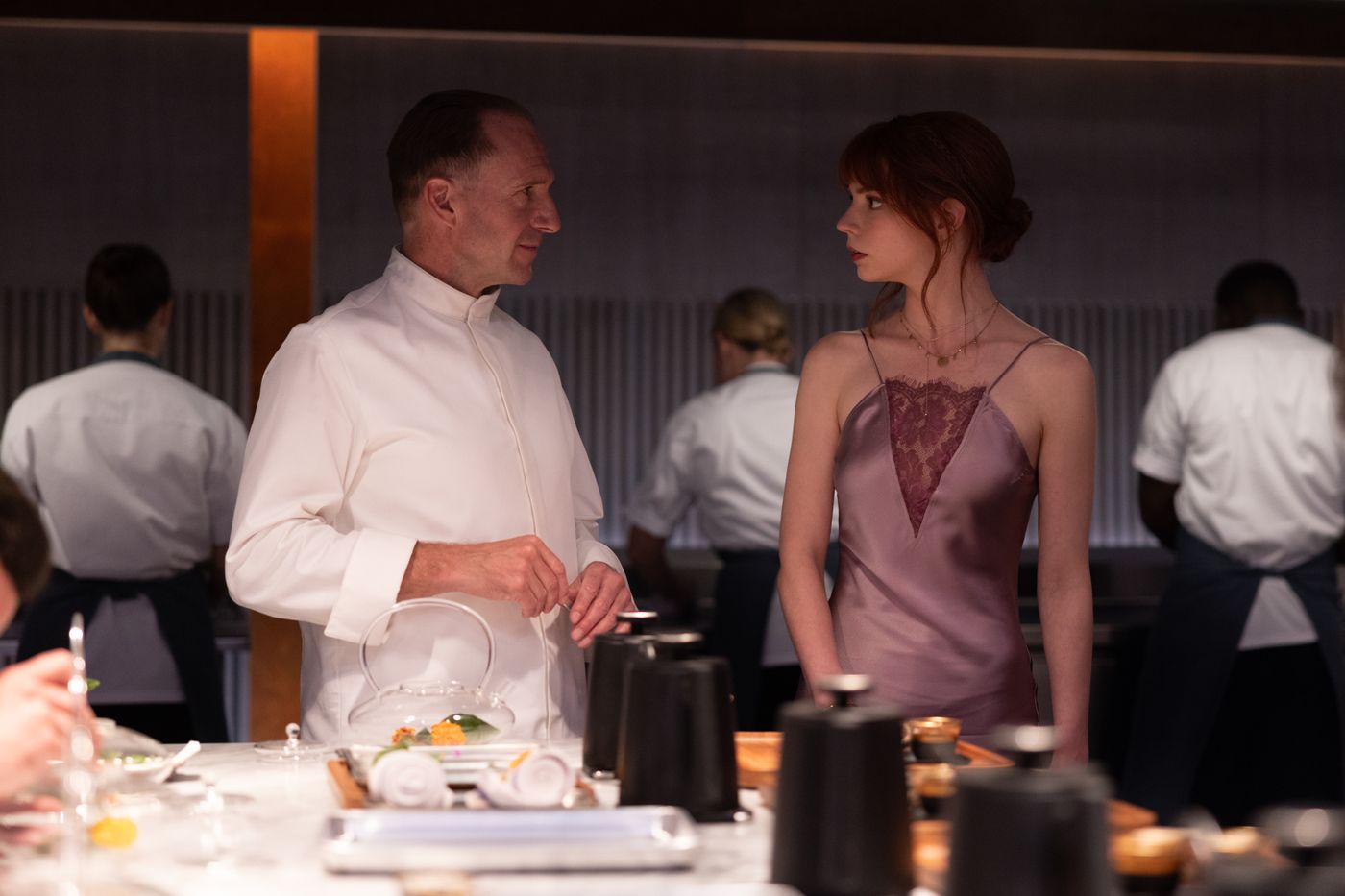 El chef Slowik, un cocinero ficticio (Ralph Fiennes), con Margot.