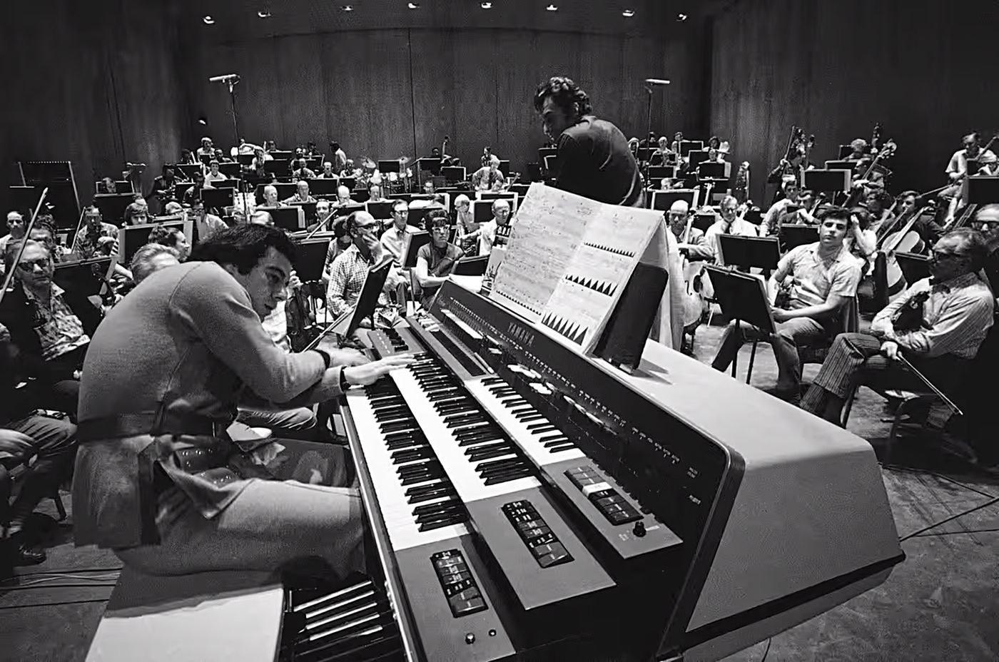 Schifrin ensayando con Los Angeles Philharmonic Orchestra dirigida por Zubin Mehta (1971). Foto: George Brich