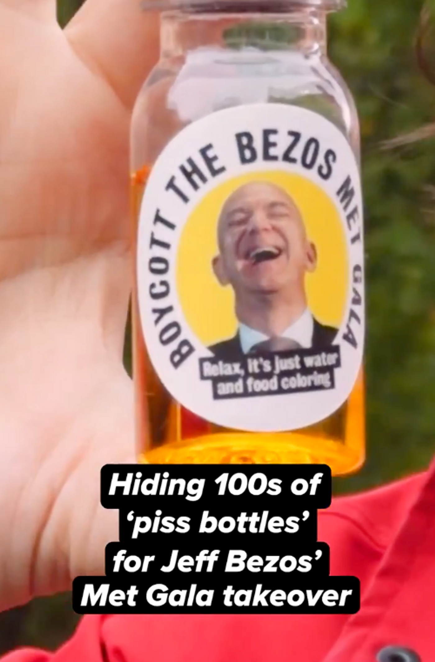 300 botellas de pis repartidas por todo el recinto de la Bezos Gala. <a href="https://bsky.app/profile/everyonehateselon.bsky.social/post/3mksj7p2gbs2u" target="_blank"> Ver post </a>