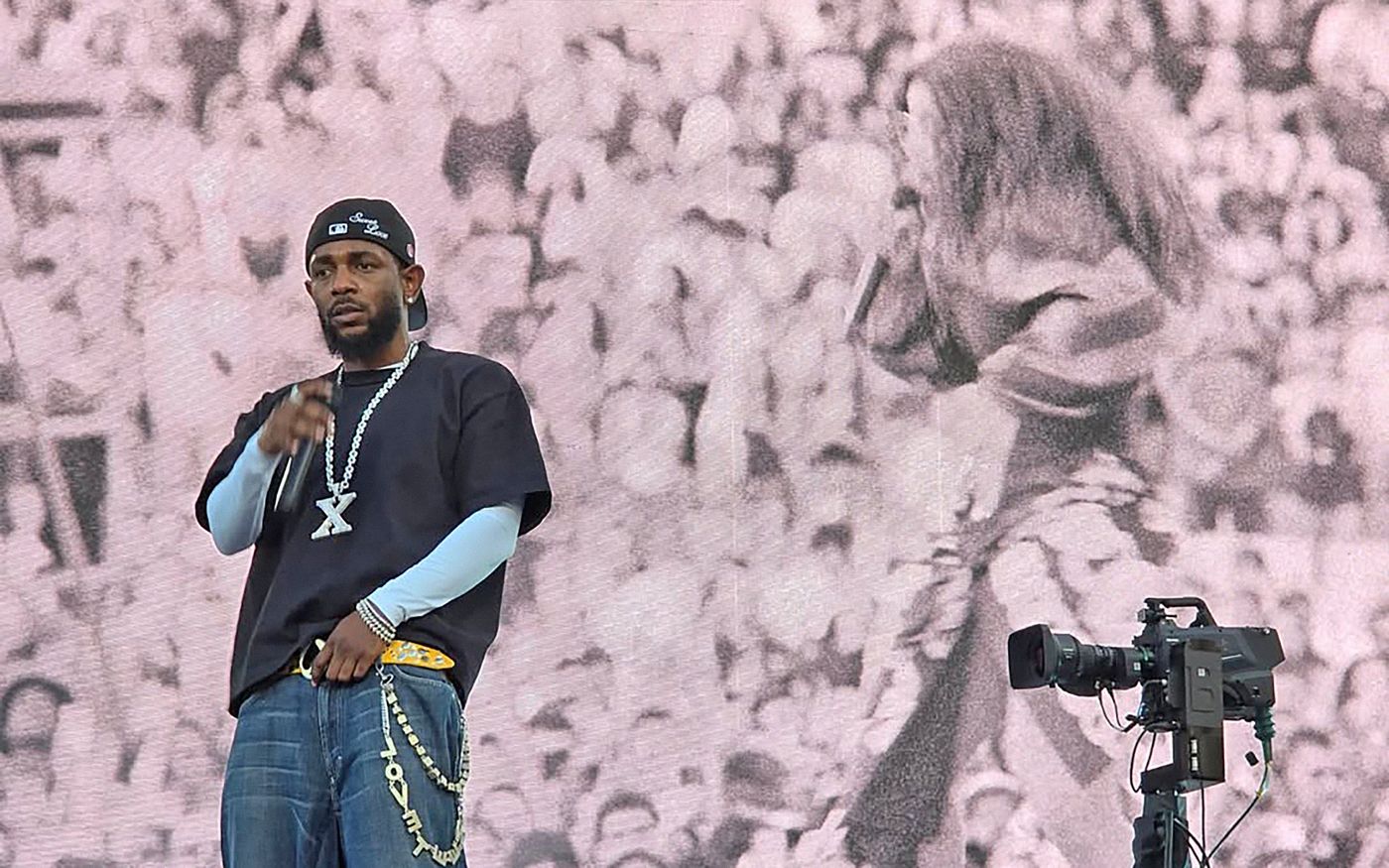 Kendrick, el pequeño gran hombre, con SZA en la pantalla. Foto: Instagram @estadiolimpic