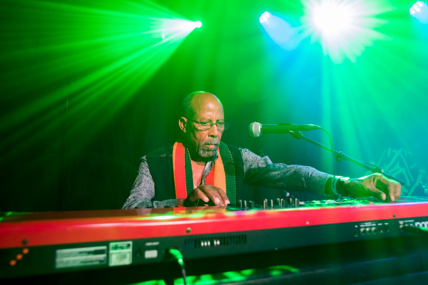 Leyenda Hailu Mergia y su ethiojazz ensortijado. Foto: Òscar Giralt