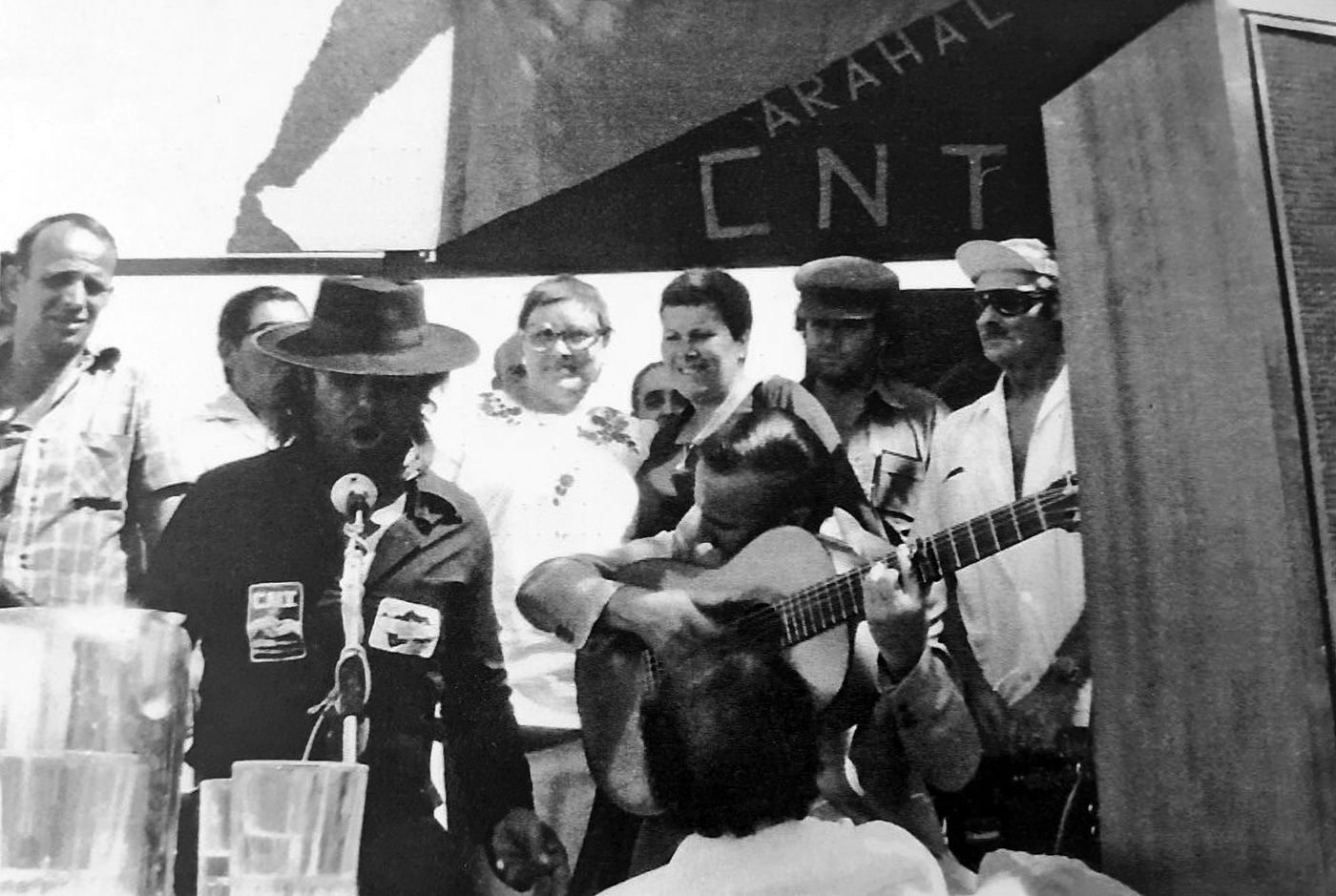 Actuación de El Cabrero en Dos Hermanas, en 1977. Foto: Fondo Antonio Vargas de la FAL