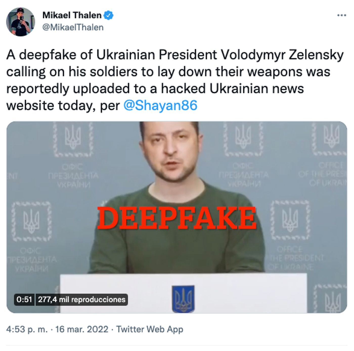 El periodista Mikael Thalen recoge el vídeo manipulado de un Zelenski tieso y casi sin movimiento.<a href="https://twitter.com/MikaelThalen/status/1504123674516885507?s=20&t=Ghp4pddJZZCy0LUhDLVg2Q" target="_blank"> Ver tuit </a>