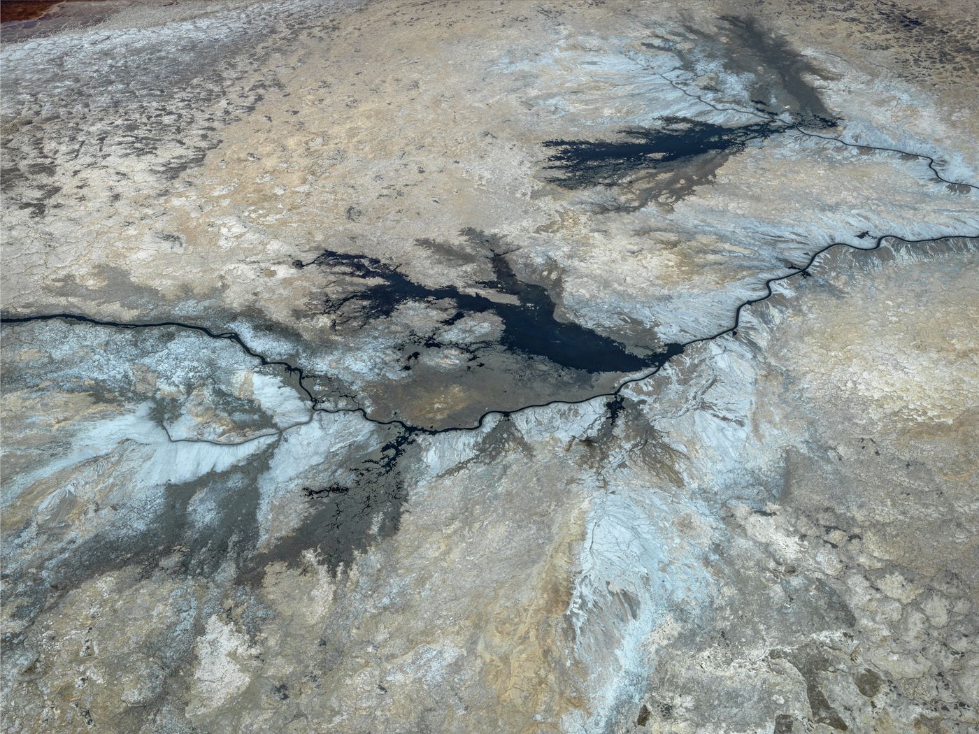 “Salt Encrustations #2”. Lago Magadi, Kenia, 2017 © Edward Burtynsky, cortesía de Nicholas Metivier Gallery, Toronto / Flowers Gallery, Londres.
