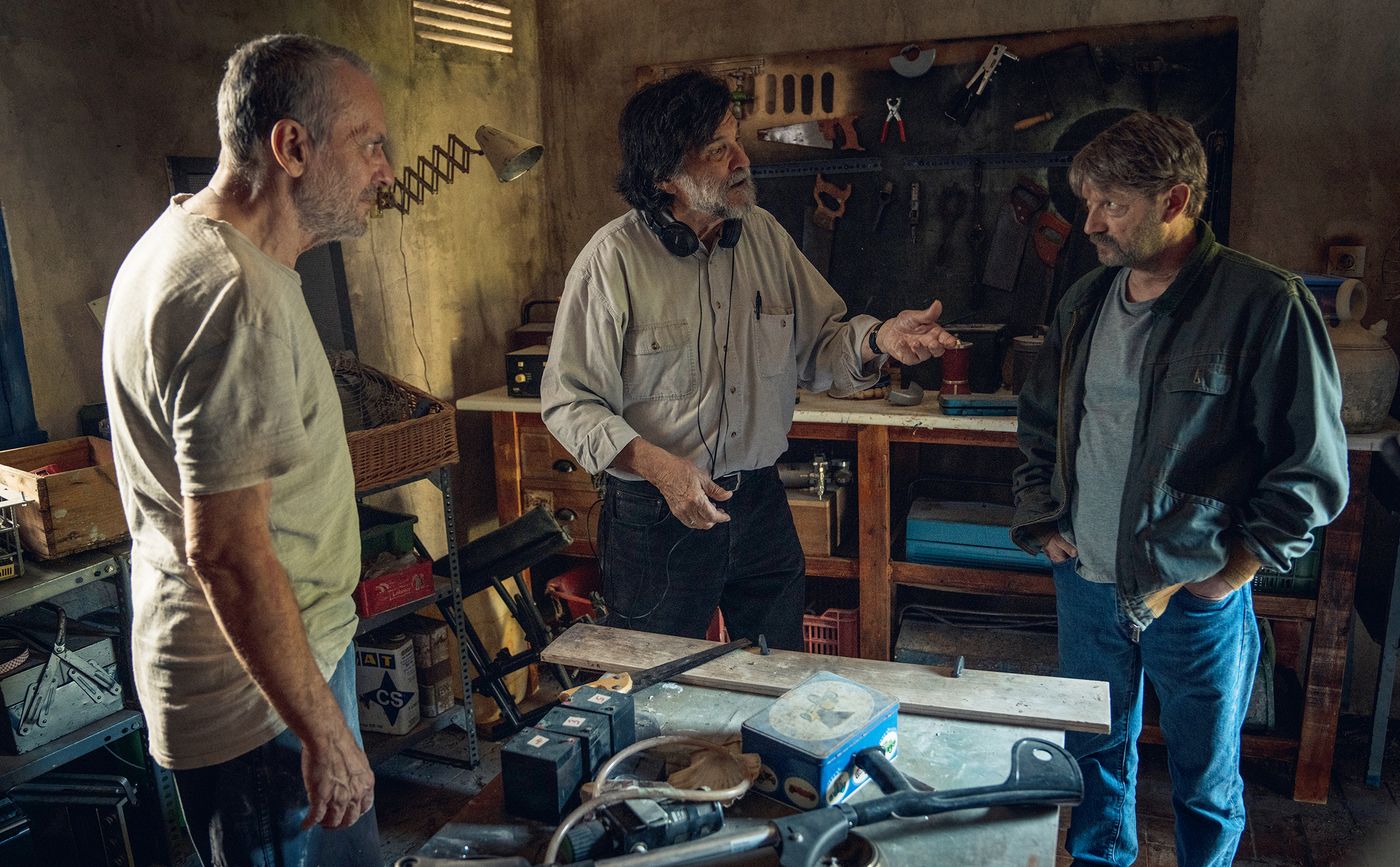 Víctor Erice imparte instrucciones a José Coronado y Manolo Solo durante la filmación de “Cerrar los ojos” (2023). Foto: Manolo Pavón
