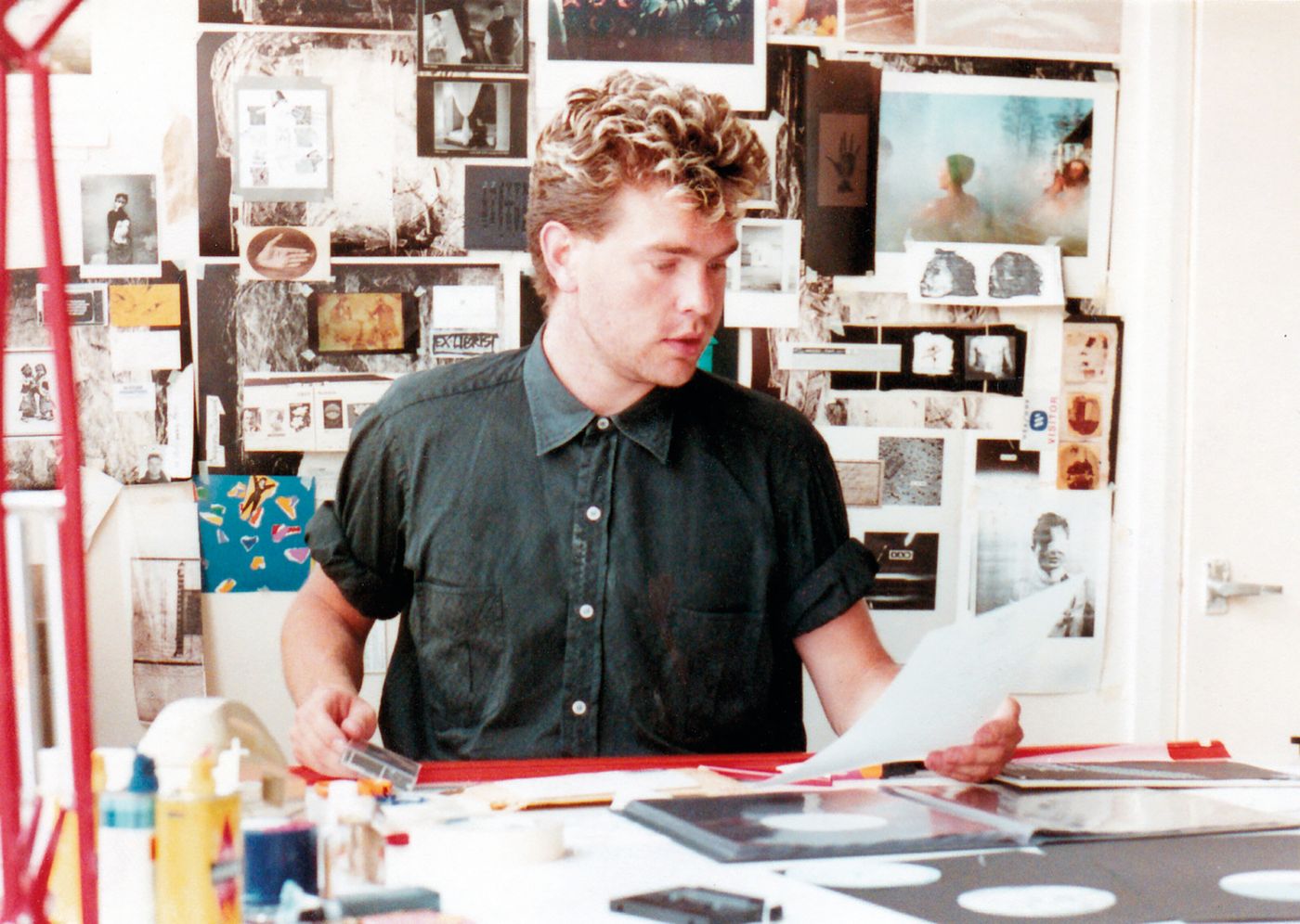 Vaughan Oliver, en 1983, en la oficina de 4AD.