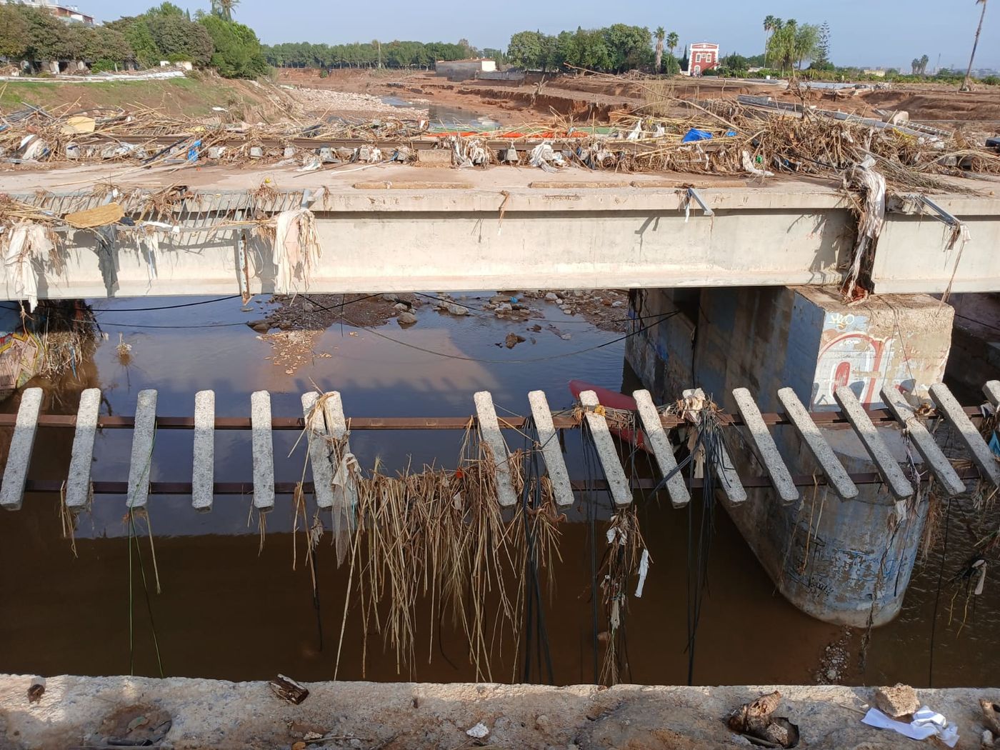 Vía del metro colgando sobre el puente poco antes de llegar a la parada de Metro Valencia de Paiporta. Foto: Carlos Pérez de Ziriza