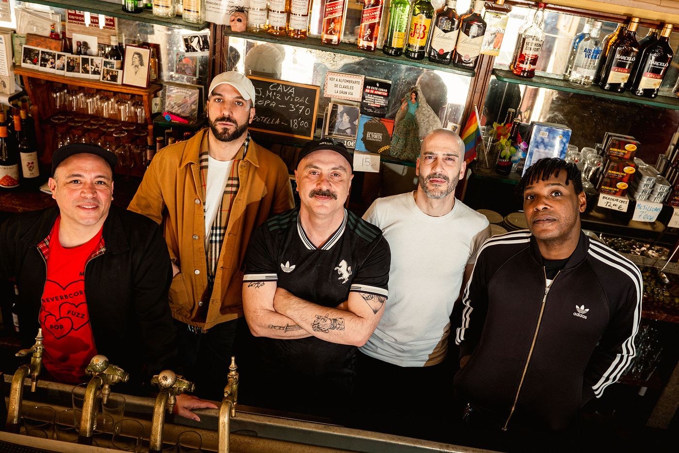 Lucas Bolaño (guitarra), Marco Fernández (sintetizador), Javi Ferrara (voz), Santiago Núñez (batería) y Héctor Lufuluabo (bajo). Foto: Daniel Vázquez