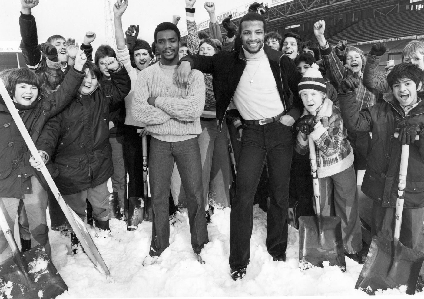 Laurie Cunningham y Cyrille Regis, rodeados de fans del West Brom en 1979. Foto: Daily Mirror / Mirrorpix (Getty Images)