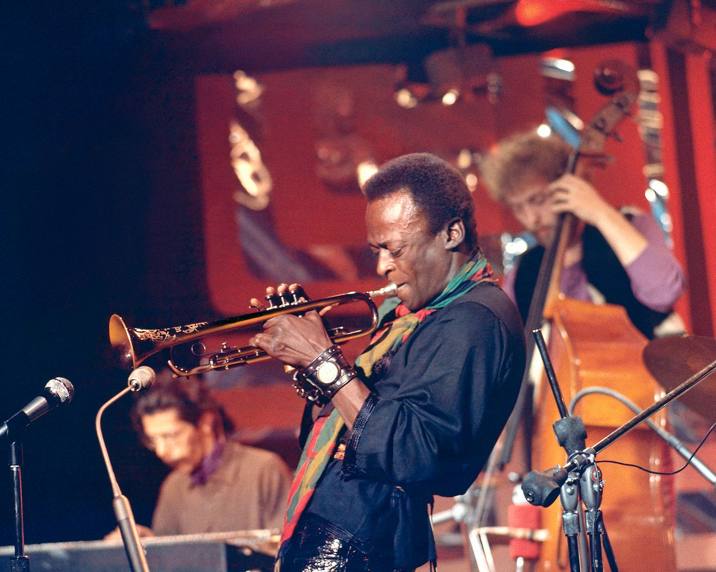 Miles Davis en directo junto a Chick Corea y Dave Holland para el prgrama de BBC ‘Jazz Scene’, filmado en el Ronnie Scott’s Jazz Club en el Soho, Londres, el 2 de noviembre de 1969. Foto: David Redfern (Getty Images)