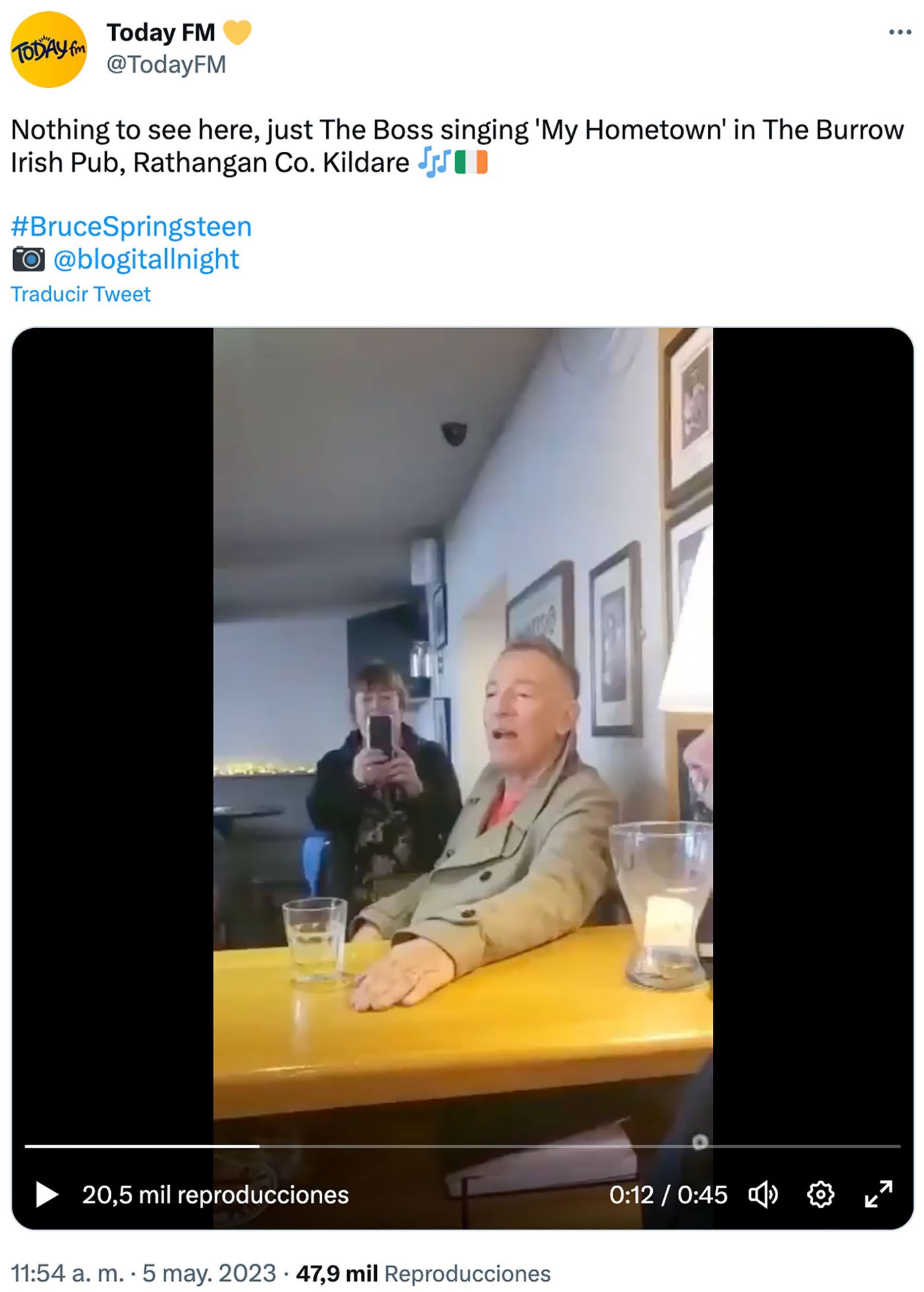 Bruce Springsteen, en Dublín, como en su casa.<a href="https://twitter.com/TodayFM/status/1654424296075165696?ref_src=twsrc%5Etfw%7Ctwcamp%5Etweetembed%7Ctwterm%5E1654424296075165696%7Ctwgr%5Eb7e854d76572372e9f5640945acf1581e839c0e8%7Ctwcon%5Es1_&ref_url=https%3A%2F%2Fwww.nme.com%2Fnews%2Fbruce-springsteen-goes-to-irish-pub-sings-along-with-punters-3439905" target="_blank"> Ver tuit </a>