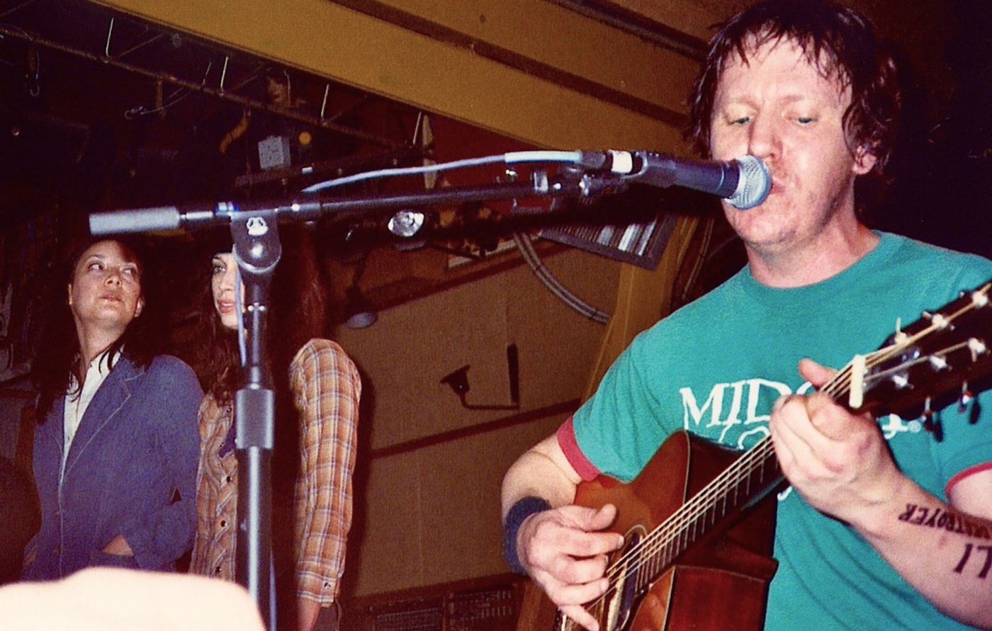 Elliott y Jennifer Chiba (la primera por la izquierda).