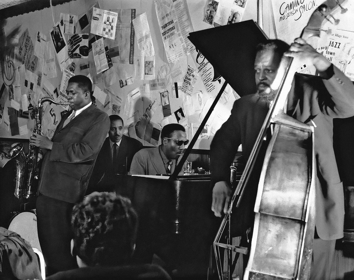 John Coltrane, Shadow Wilson, Thelonious Monk y Ahmed Abdul-Malik, en 1957, en el Five Spot Café de Nueva York. Foto: Don Schlitten