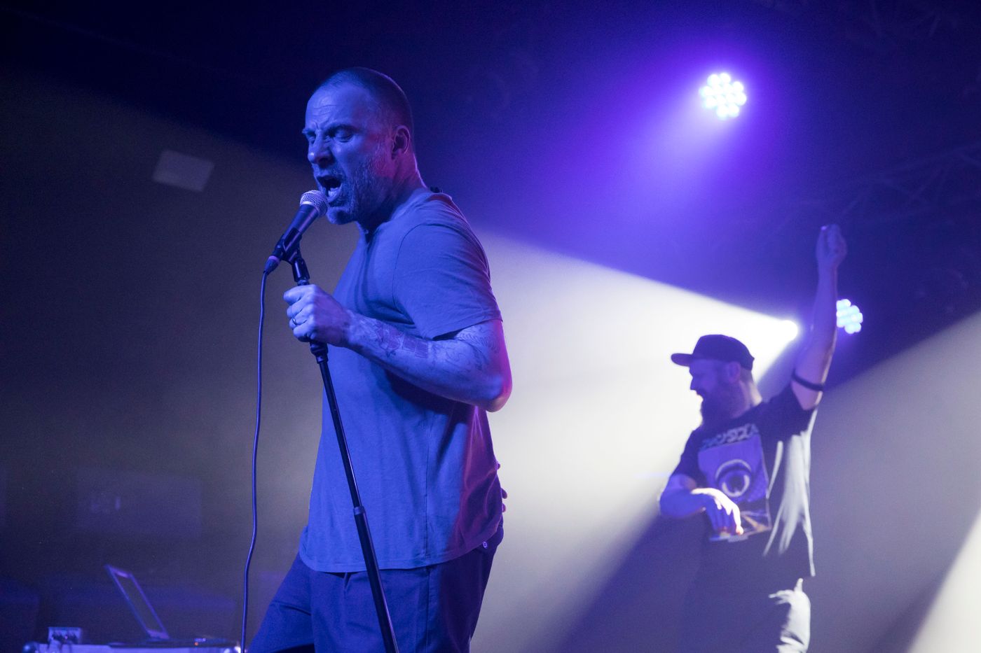 Jason Williamson y Andrew Fearn, a su rollo. Foto: Òscar Giralt
