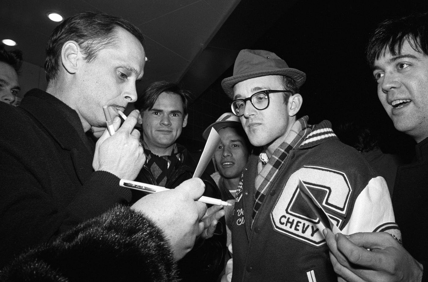En 1988, en Nueva York, tras el estreno de “Hairspray”, atendiendo a sus fans (entre ellos, Keith Haring; con gafas). Foto: Catherine McGann (Getty Images)