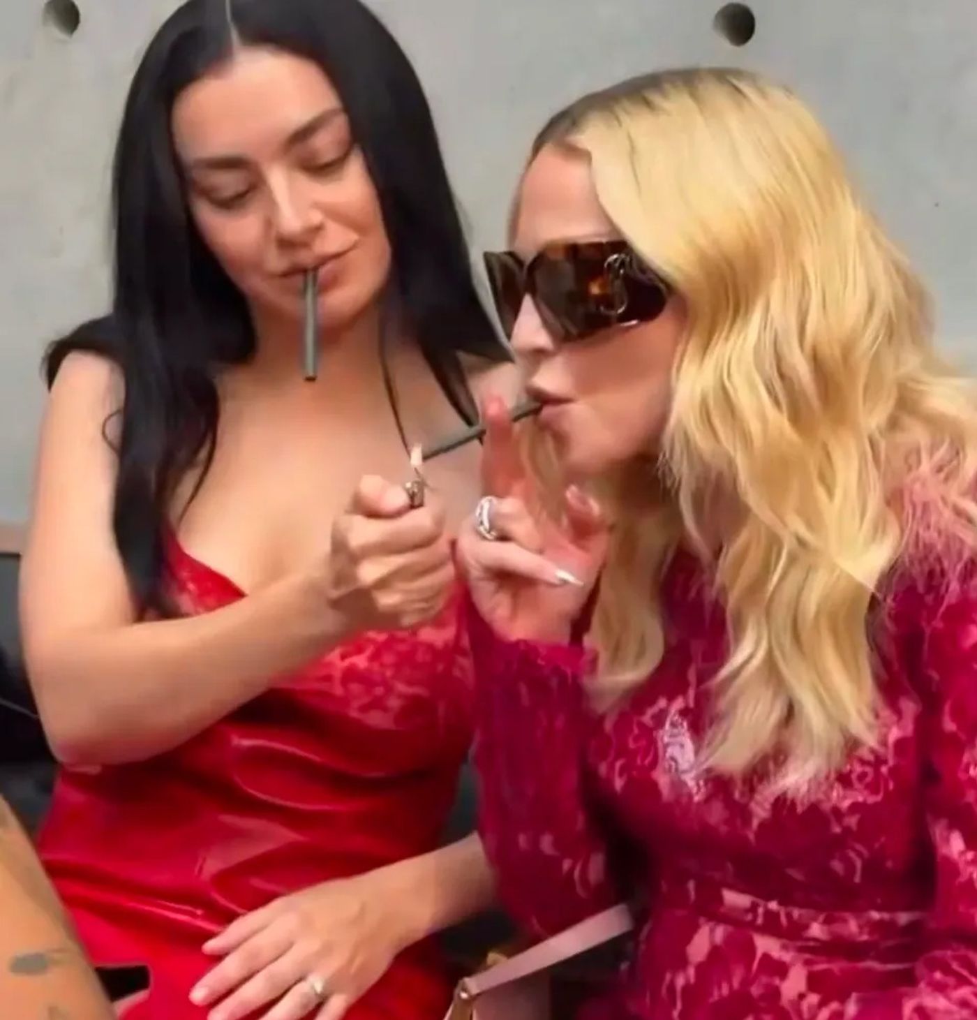 Charli enciende un purito a Madonna antes de encenderse el suyo propio. <a href="https://bsky.app/profile/lucascomq.bsky.social/post/3moxyywzo5k24" target="_blank"> Ver post </a>