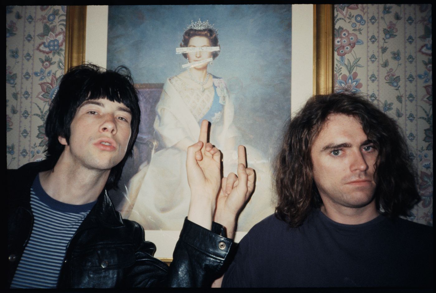 Bobby y Andrew Innes (Primal Scream): respetos monárquicos. Foto: Grant Fleming