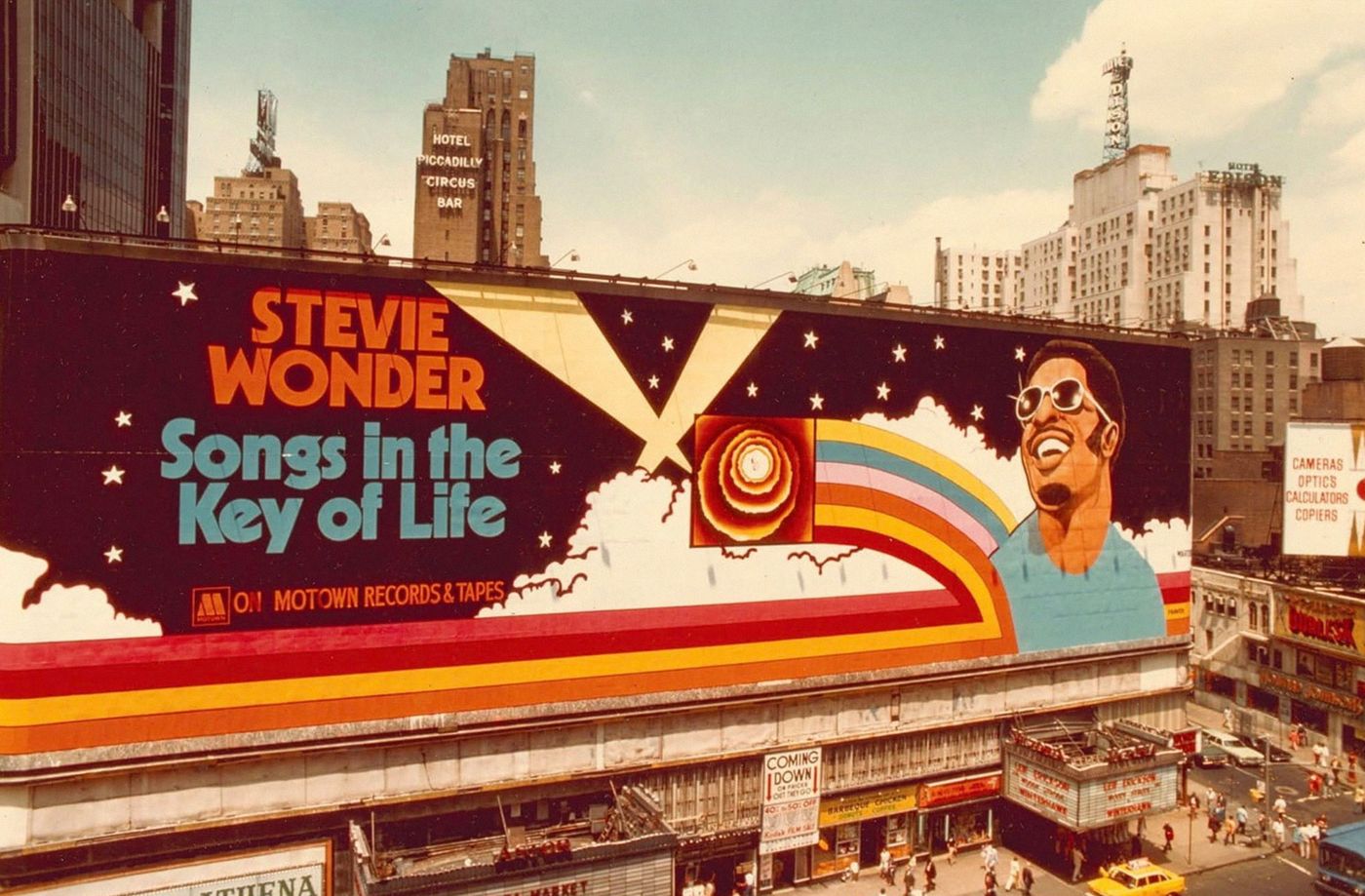 El cartel del disco en Times Square: 18 metros de alto por 73 metros de ancho.