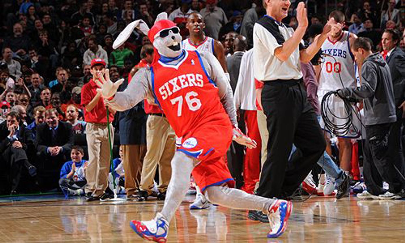 La antigua mascota de los Philadelphia 76ers: el conejo Hip Hop.<a href="https://bsky.app/profile/dhm.bsky.social/post/3lzyzvuytds2p" target="_blank"> Ver post </a>