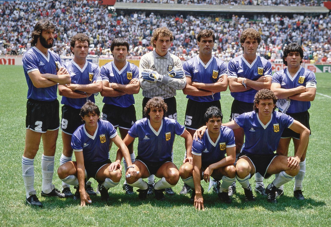 De pie: Sergio Batista, José Luis Cuciuffo, Julio Olarticoechea, Nery Pumpido, José Luis Brown, Oscar Ruggeri y Diego Armando Maradona. Agachados: Jorge Burruchaga, Ricardo Giusti, Héctor Enrique y Jorge Valdano. Foto: Mike King (Getty Images)