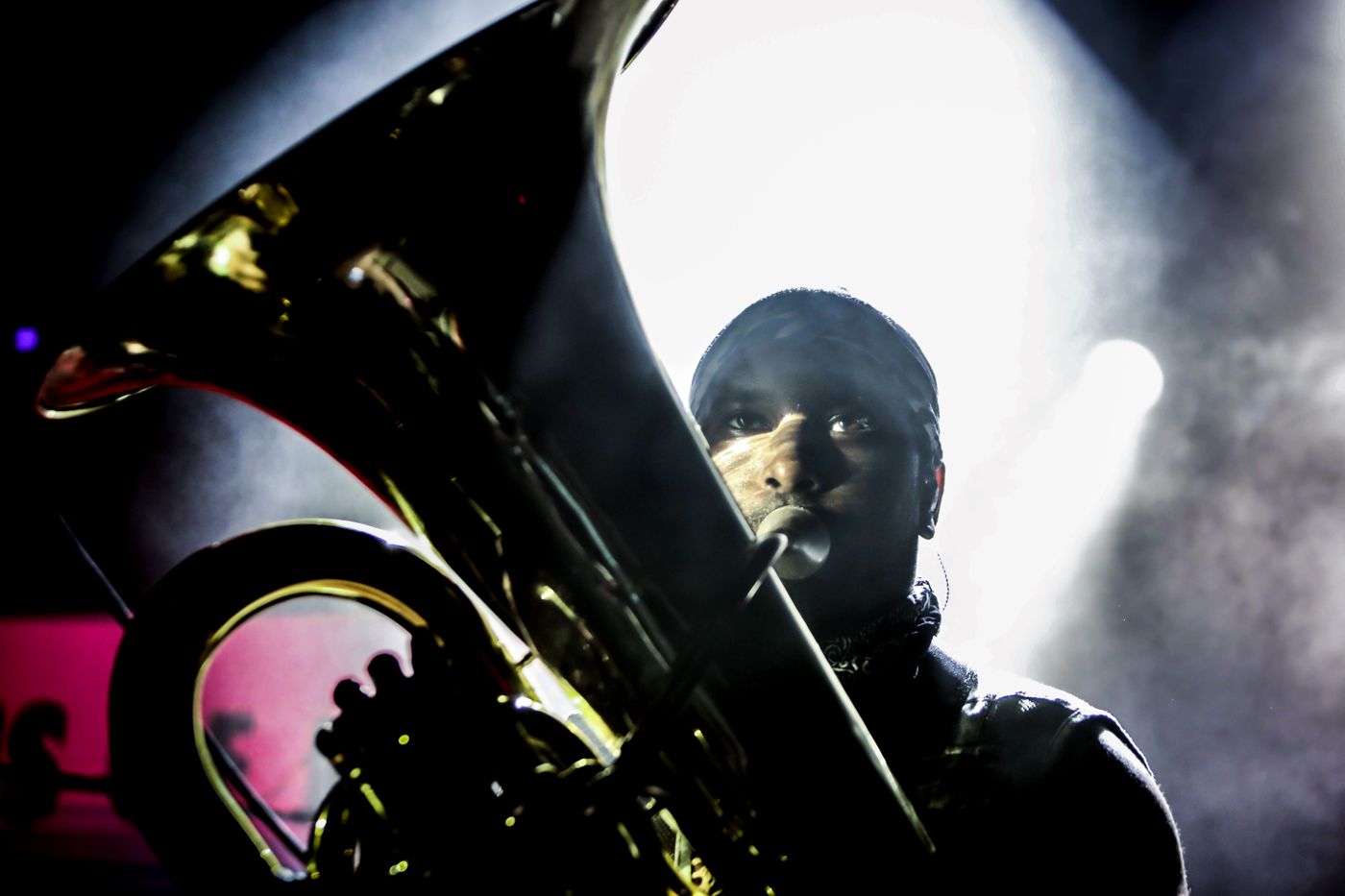 La tuba atómica de Theon Cross en Sons Of Kemet. Foto: Óscar García