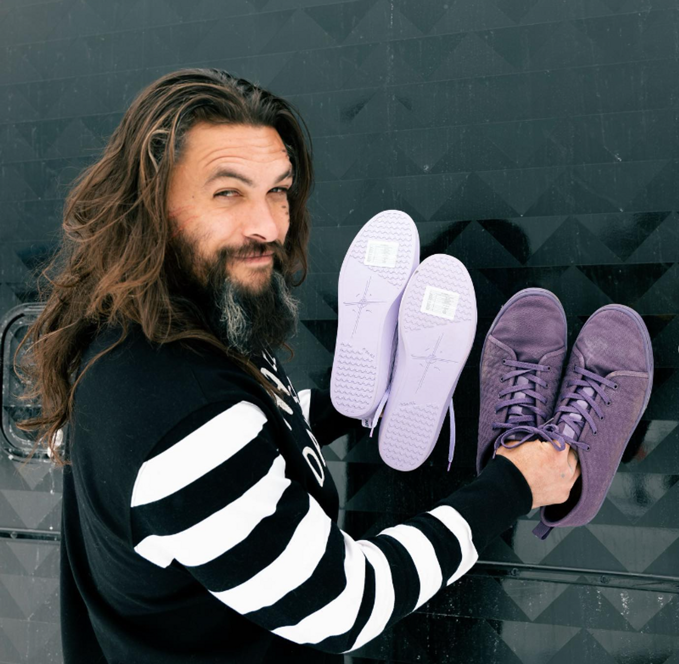 Aquaman y sus zapatillas con plantillas de algas. Foto: IG Jason Momoa <a href="https://www.instagram.com/p/CLfP3ZjjwpE/" target="_blank"> Ver post </a>
