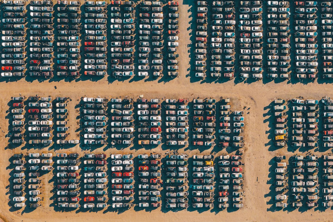 “En una economía que funcione con electricidad y no con petróleo empeorarán muchos problemas ecológicos”. Foto: Meric Dagli (Unsplash)