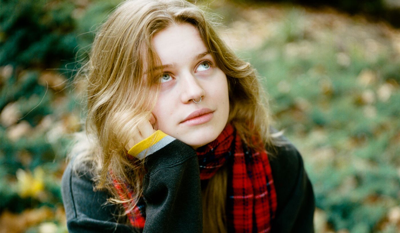  La noruega girl in red.