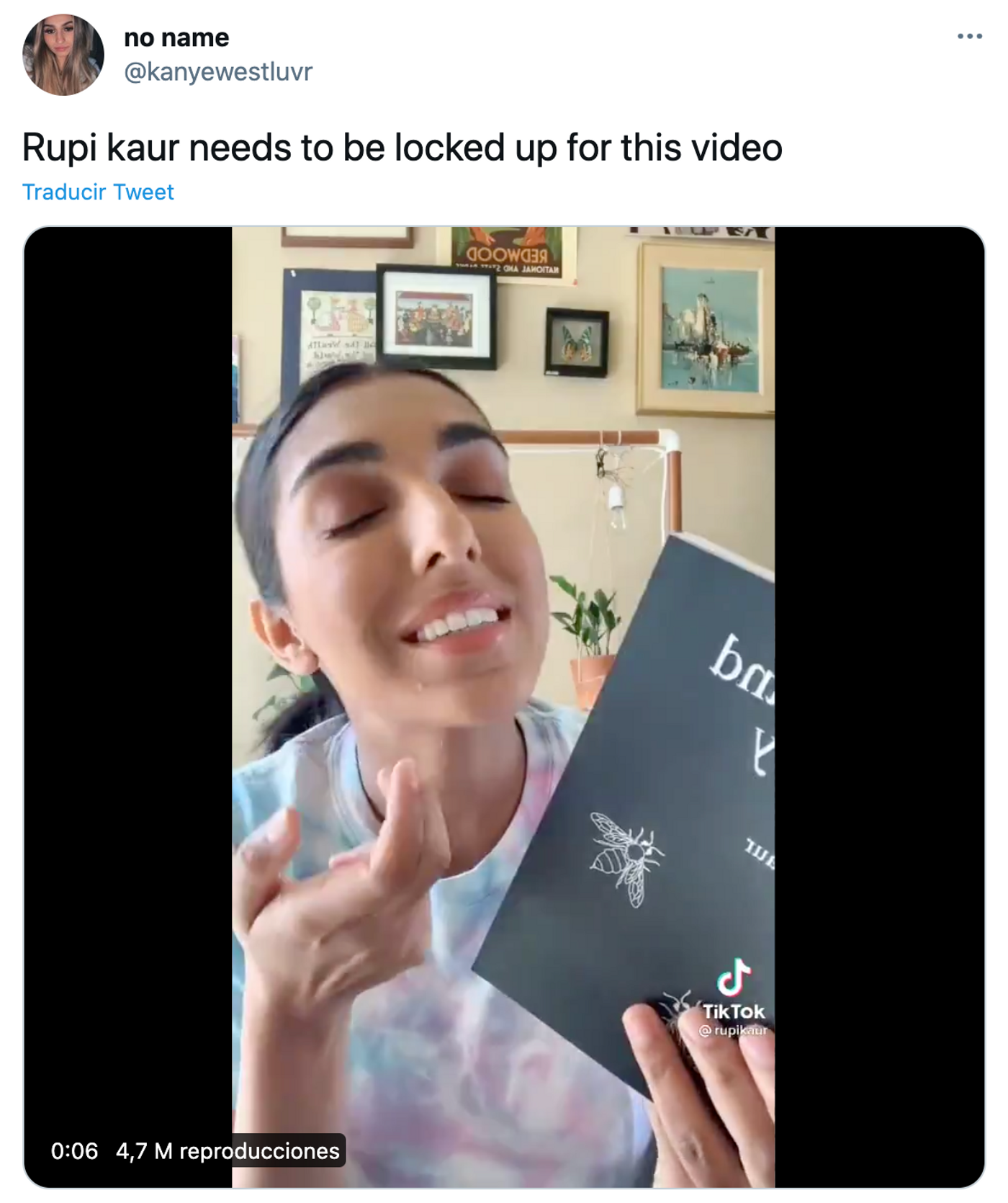 ¿Es la propia Rupi Kaur la que lee y no alguien riéndose de ella?