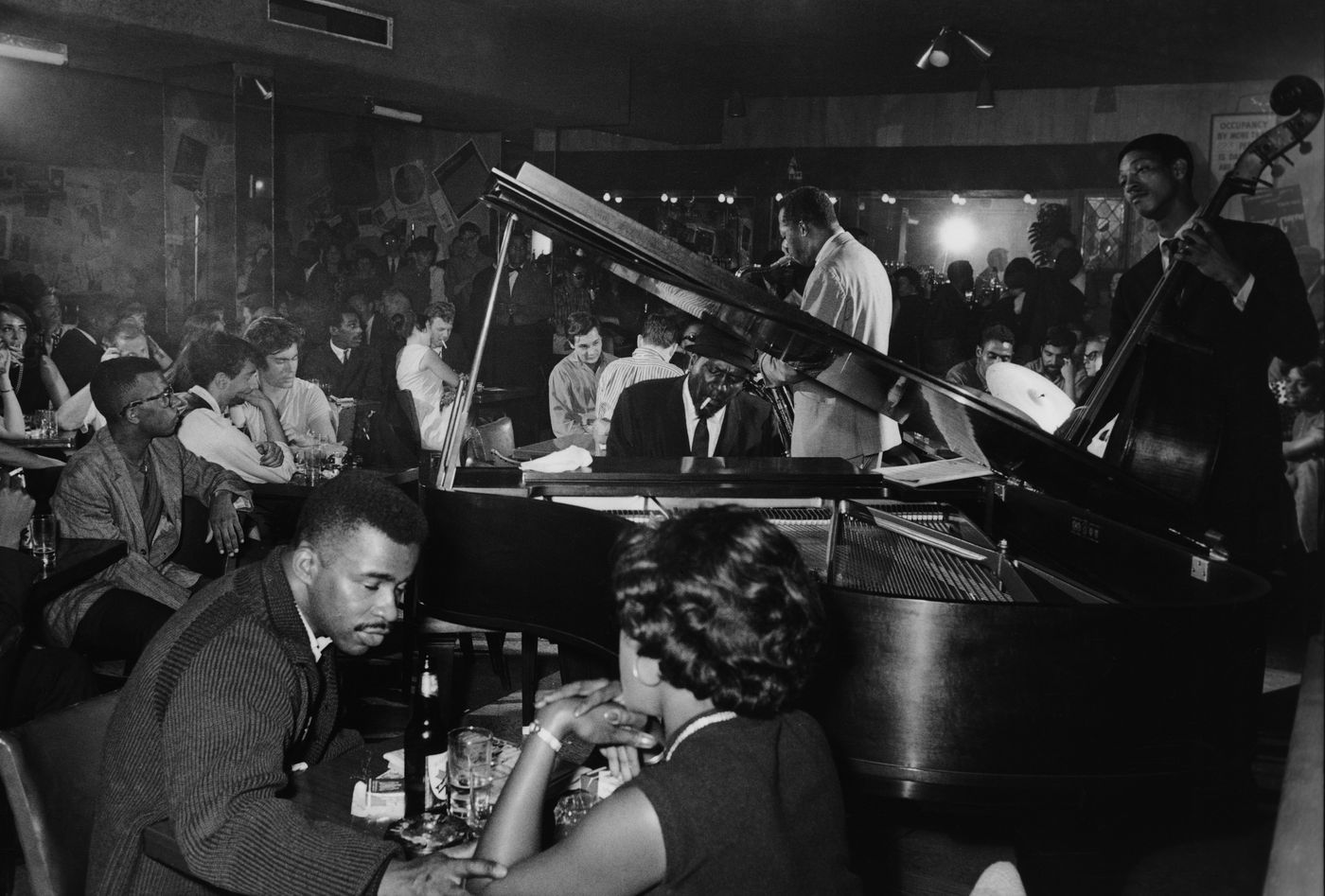 Thelonius Monk tocando en el Five Spot Jazz Club, Bowery, 1963. Foto: Ben Martin (Getty Images)